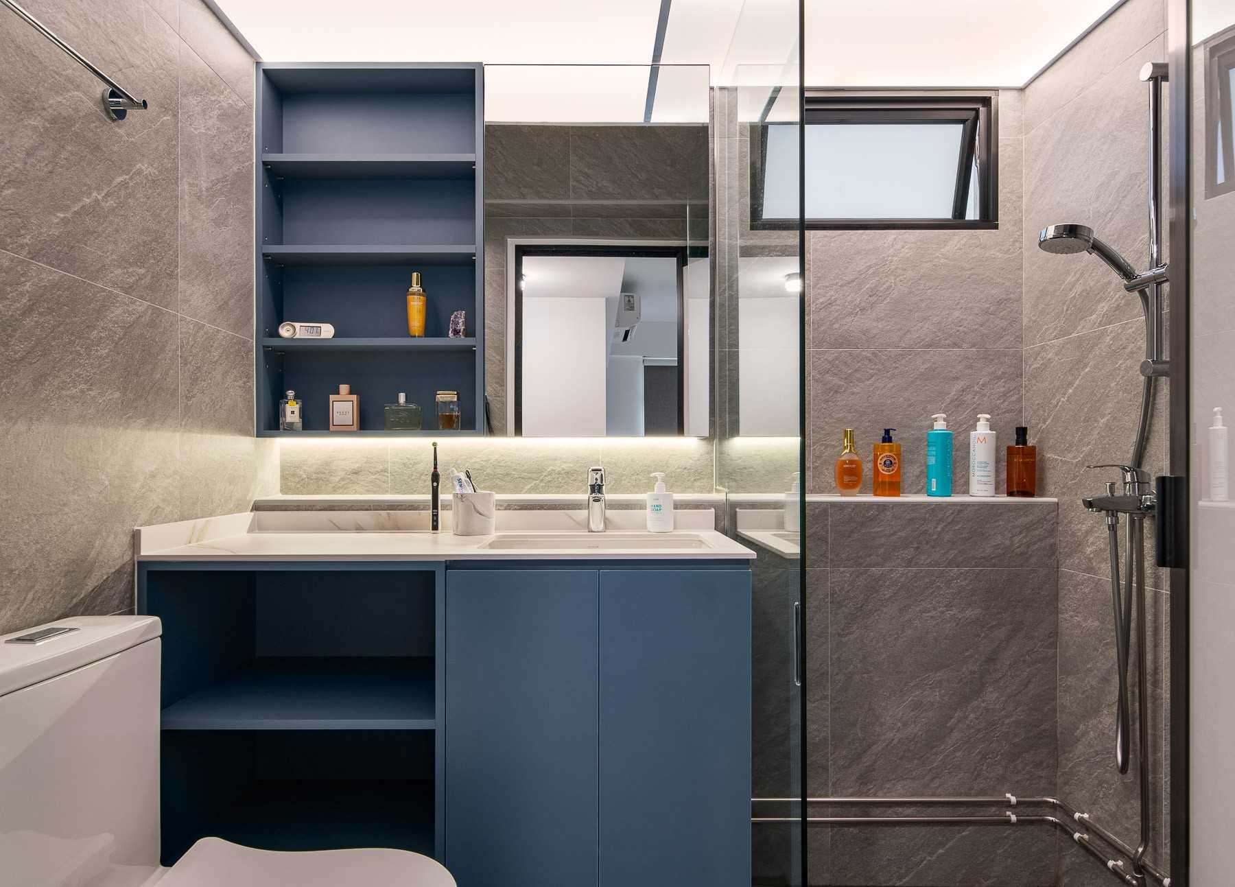 Scandinavian Bathroom with Countertop and Homogeneous Tiles