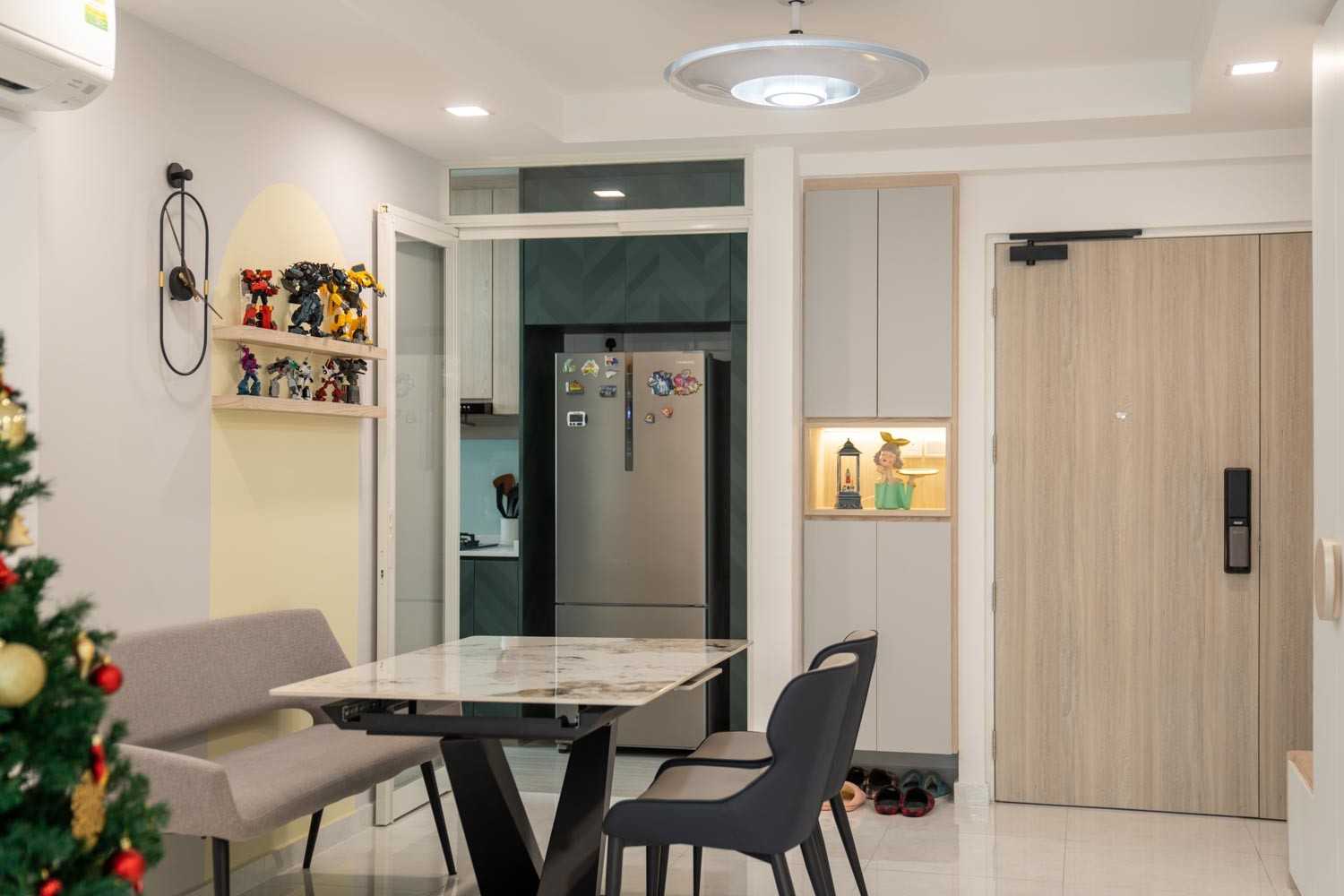Modern Dining Room with Dining Table and Dining Chairs