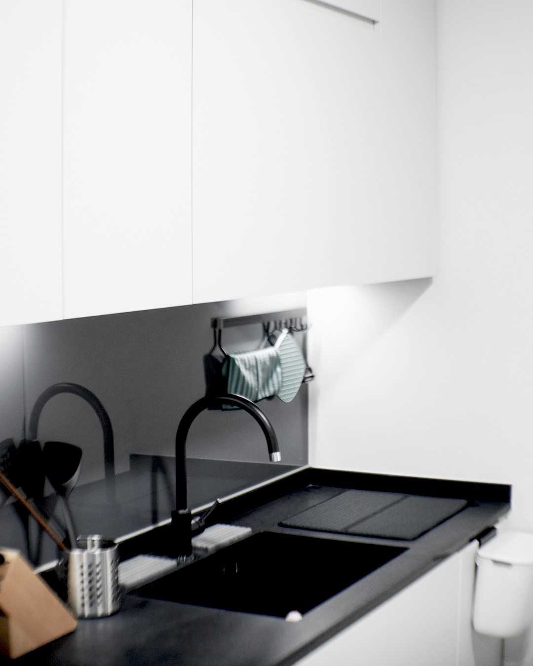 Minimalist Kitchen with Countertop and Open Kitchen
