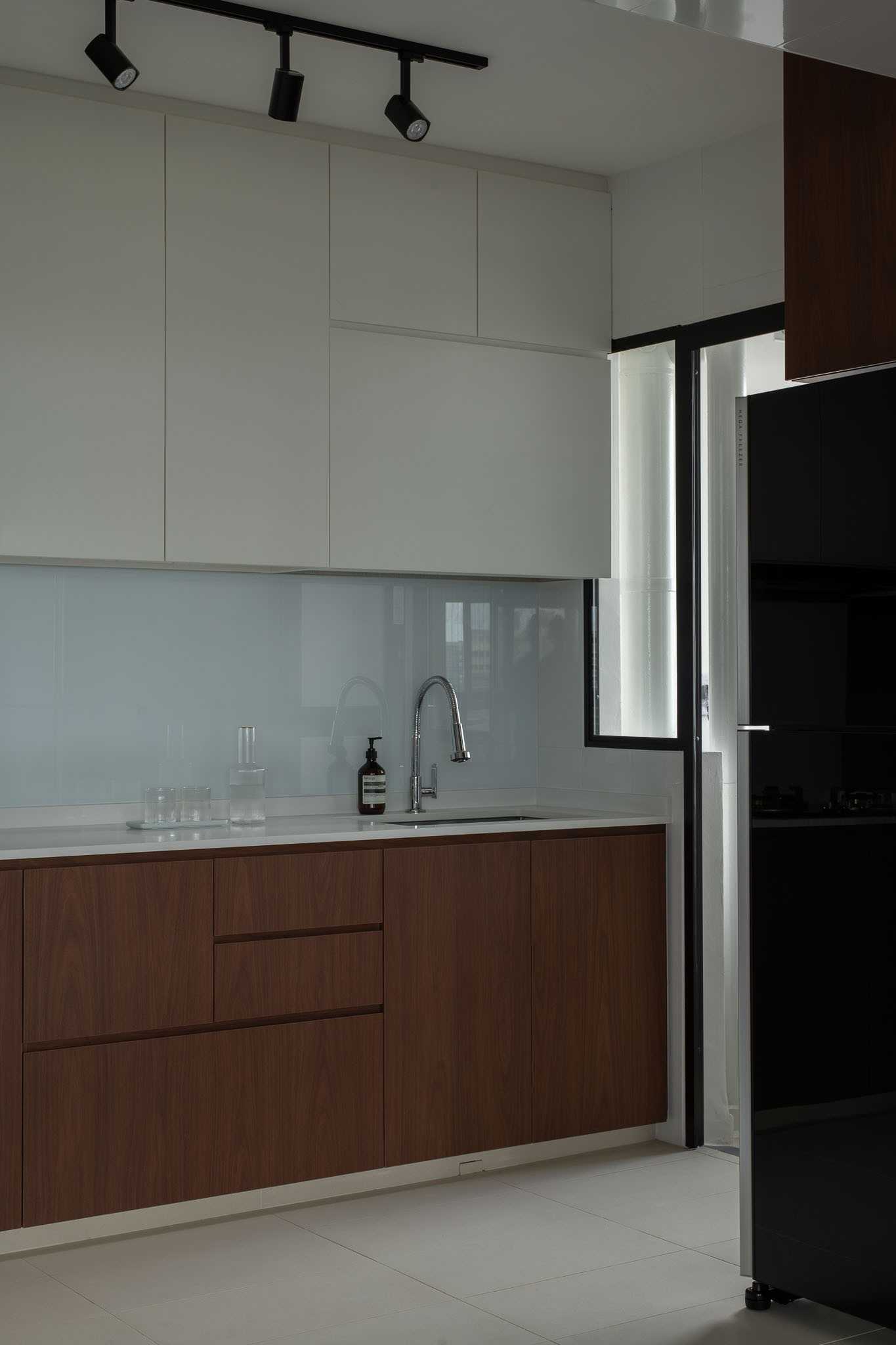 Contemporary Kitchen with Homogeneous Tiles and Kitchen Window
