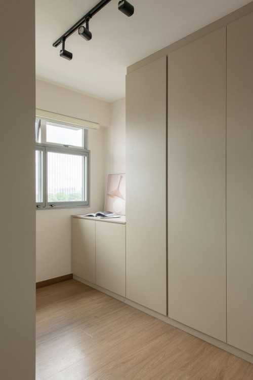 Contemporary Bedroom at 431B Bt Batok West ave 8