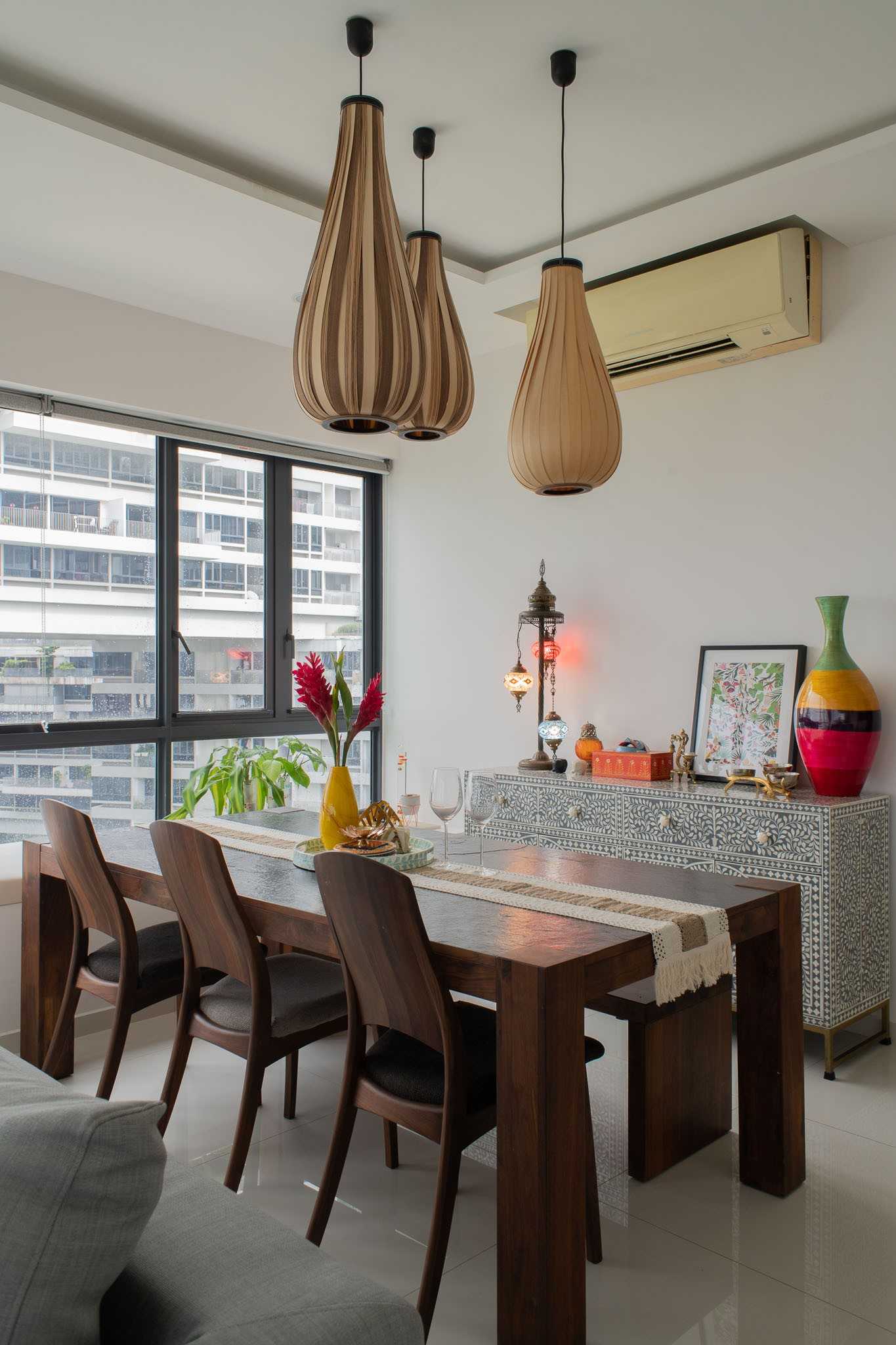 Modern Dining Room with Dining Table and Dining Chairs