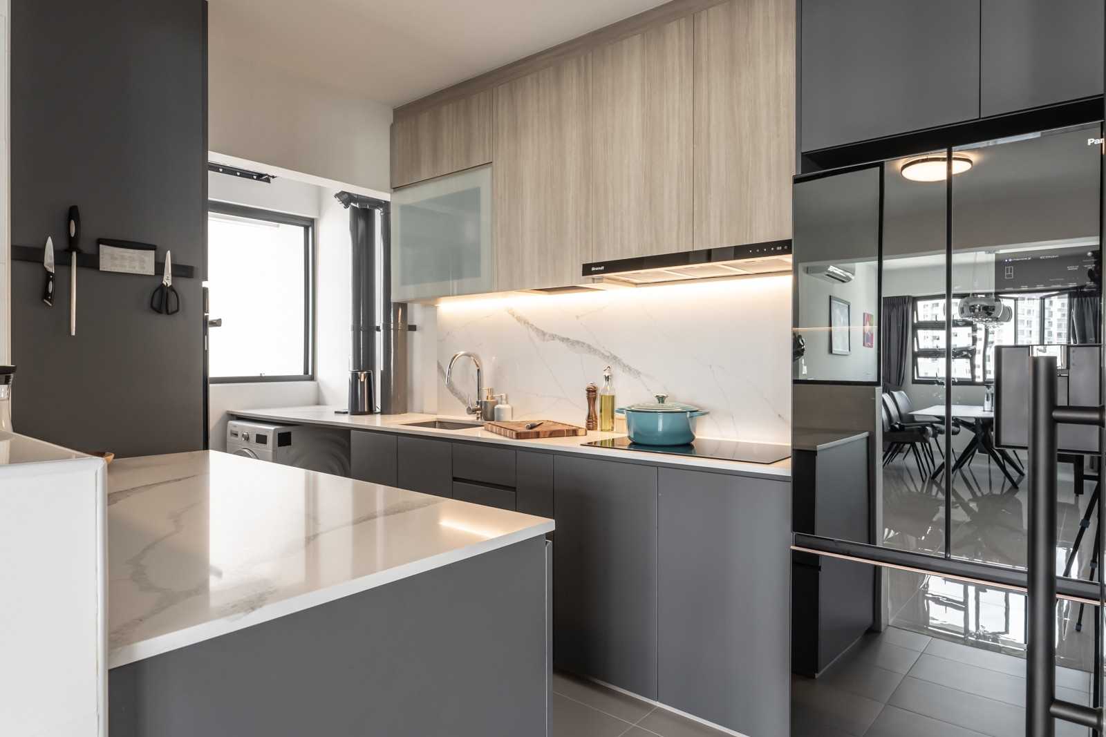 Modern Kitchen with Countertop and Homogeneous Tiles