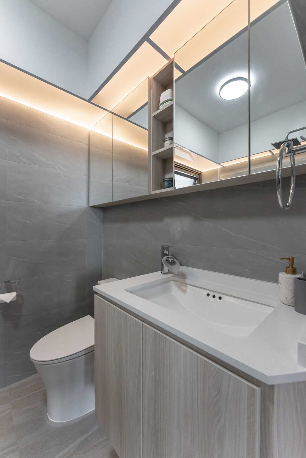 Modern Bathroom with Countertop and Homogeneous Tiles