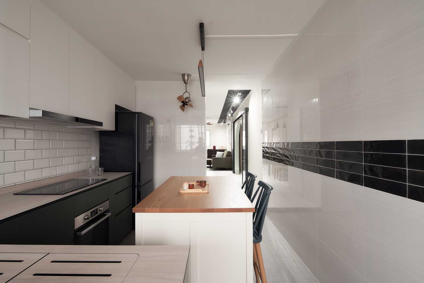 Asian Kitchen with Kitchen Island and Kitchen Backsplash