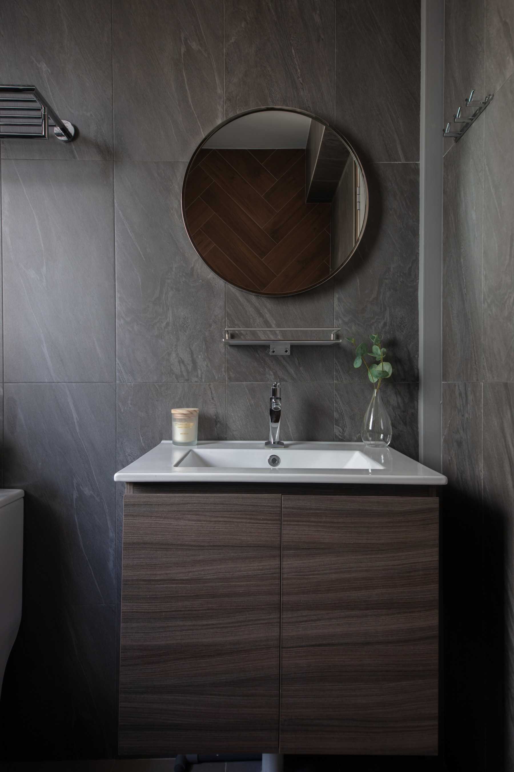 Scandinavian Bathroom with Mirror and Bathroom Storage