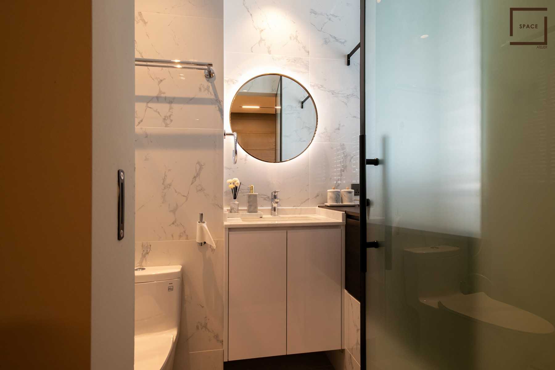 Modern Bathroom with Mirror and Bathtub