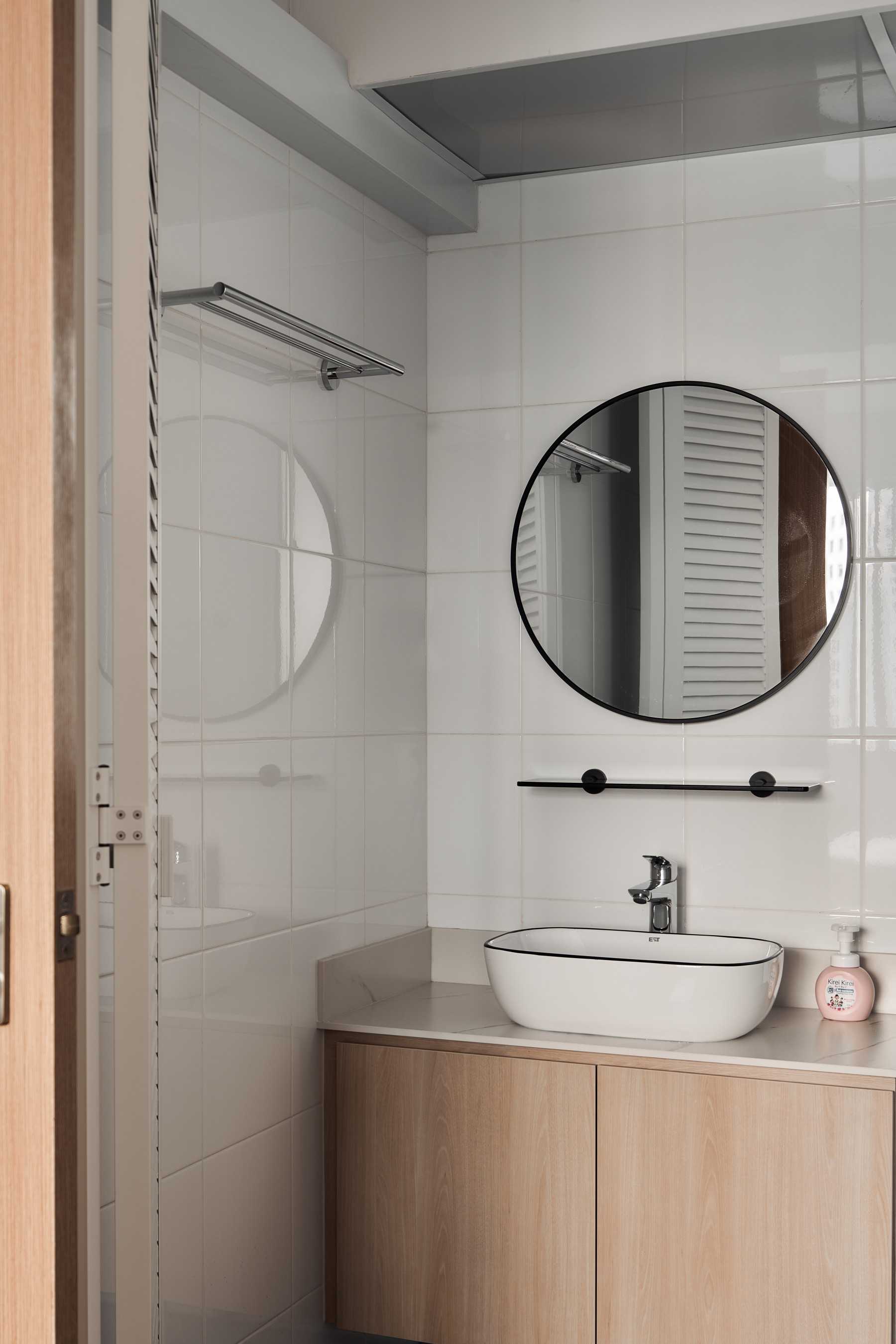 Scandinavian Bathroom with Mirror and Bathroom Storage