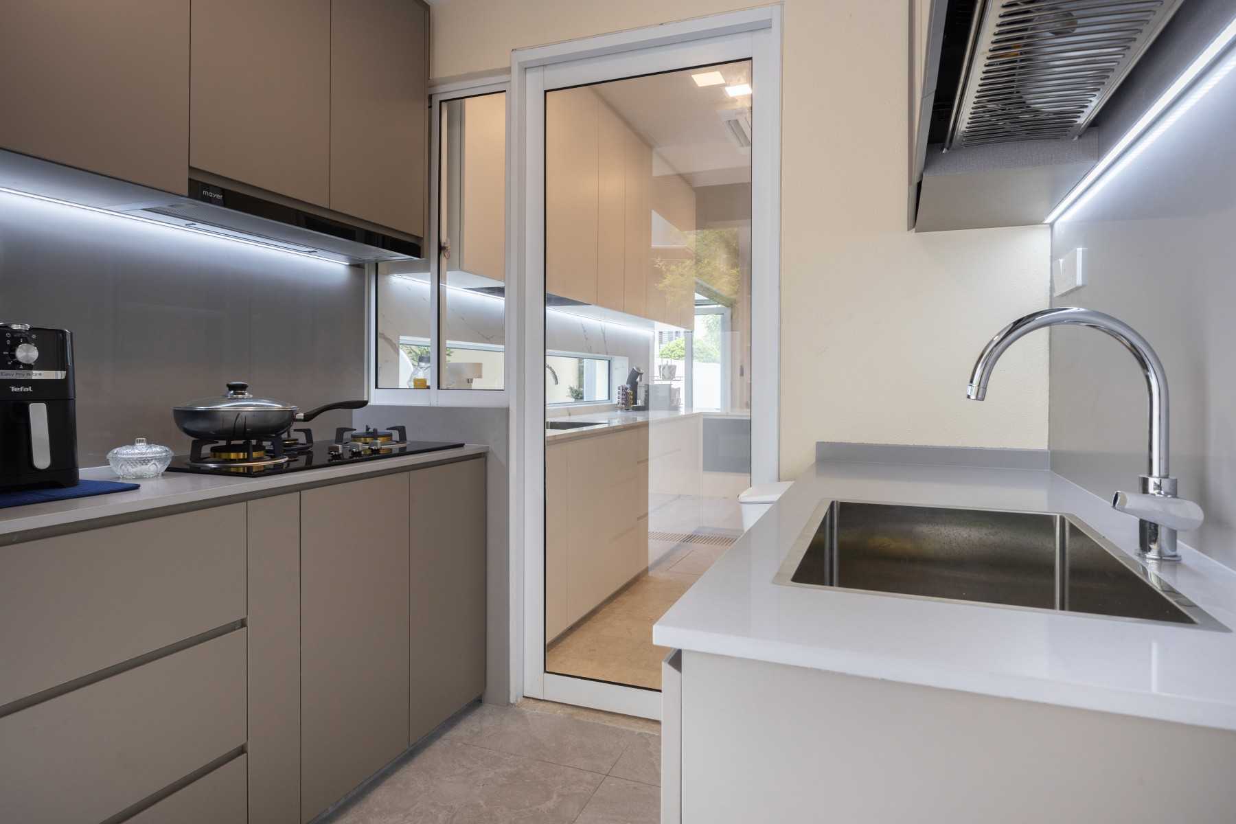 Modern Kitchen with Kitchen Backsplash and Kitchen Cabinets