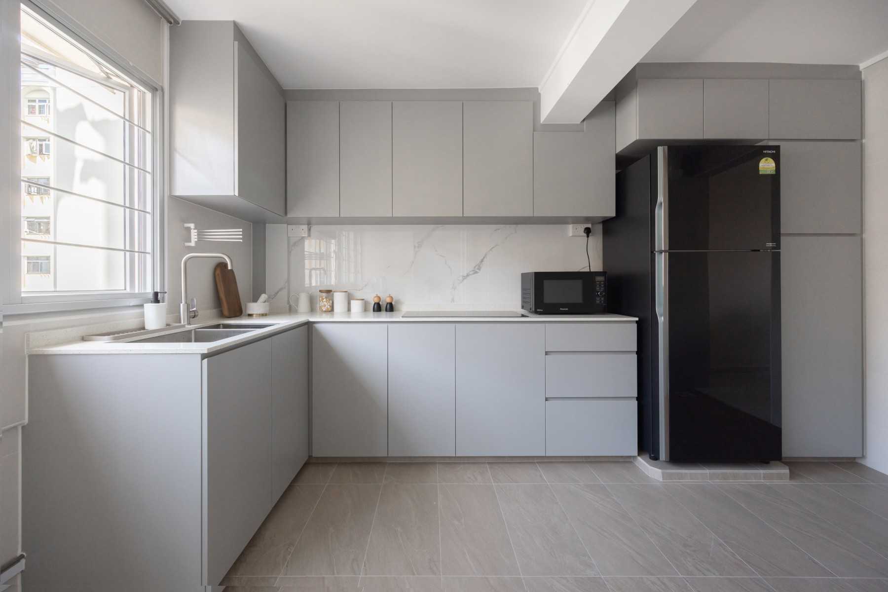Contemporary Kitchen with Kitchen Backsplash and Storage Cabinets