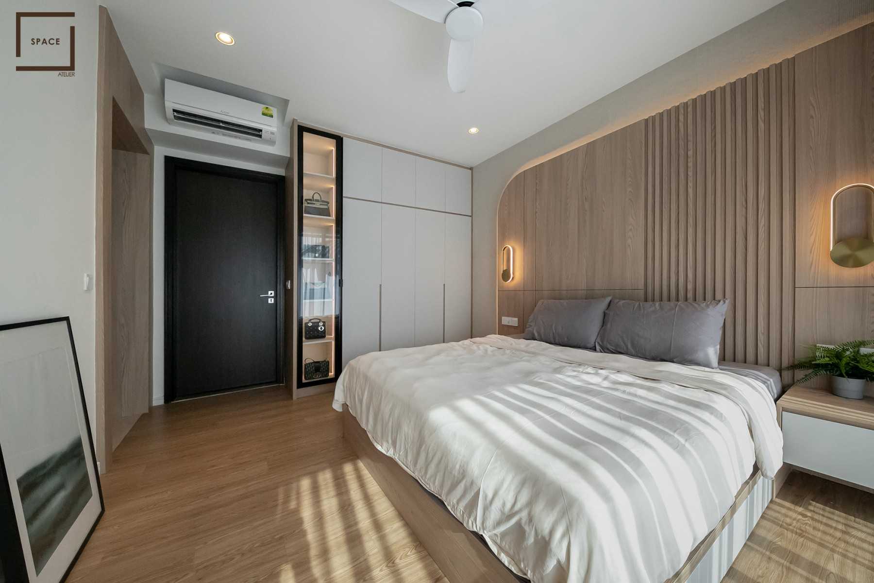 Contemporary Bedroom with Vinyl Flooring and Wardrobe