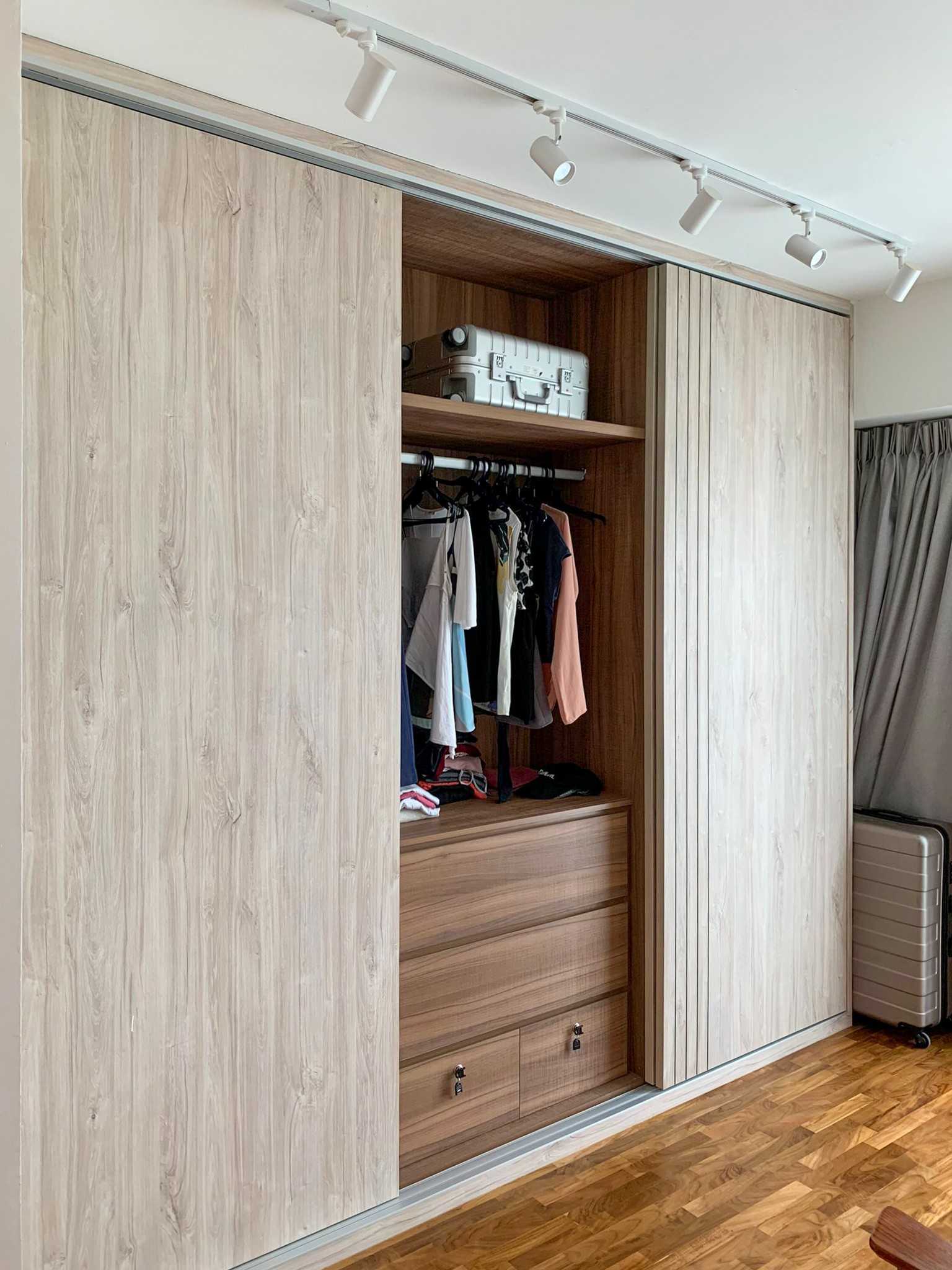 Scandinavian Walk-in Wardrobe with Wardrobe and Sliding Wardrobe