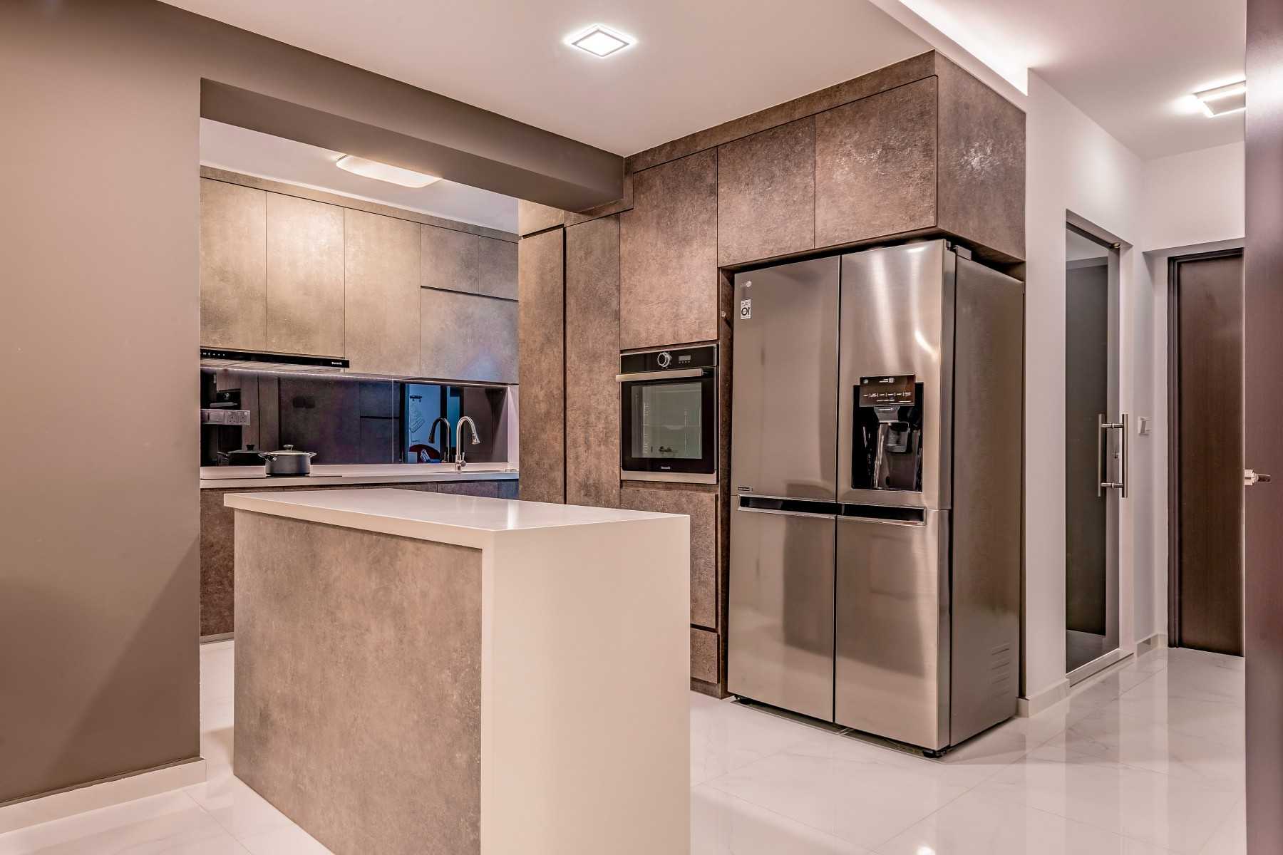 Modern Kitchen with Open Kitchen and Kitchen Accessories