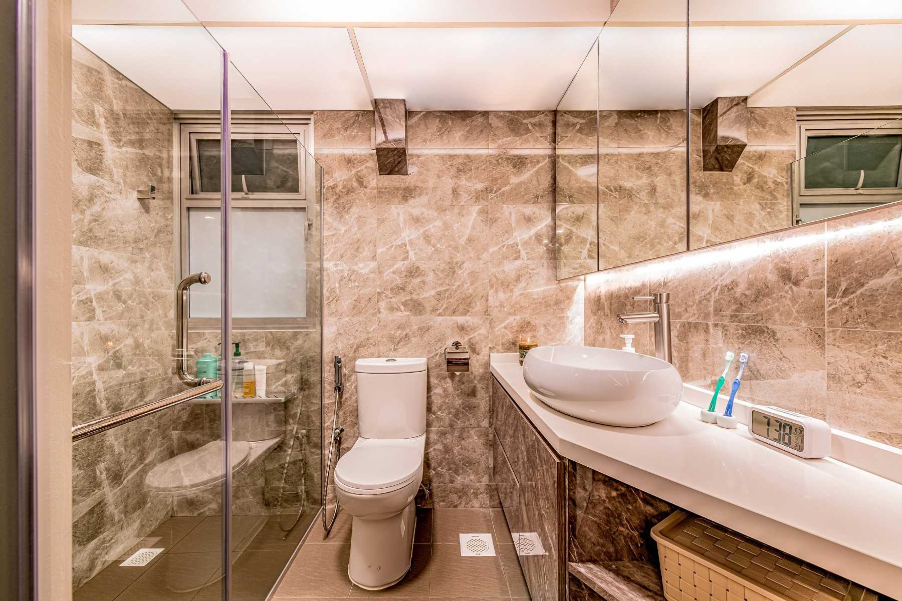 Modern Bathroom with Marble Floor and Mirror