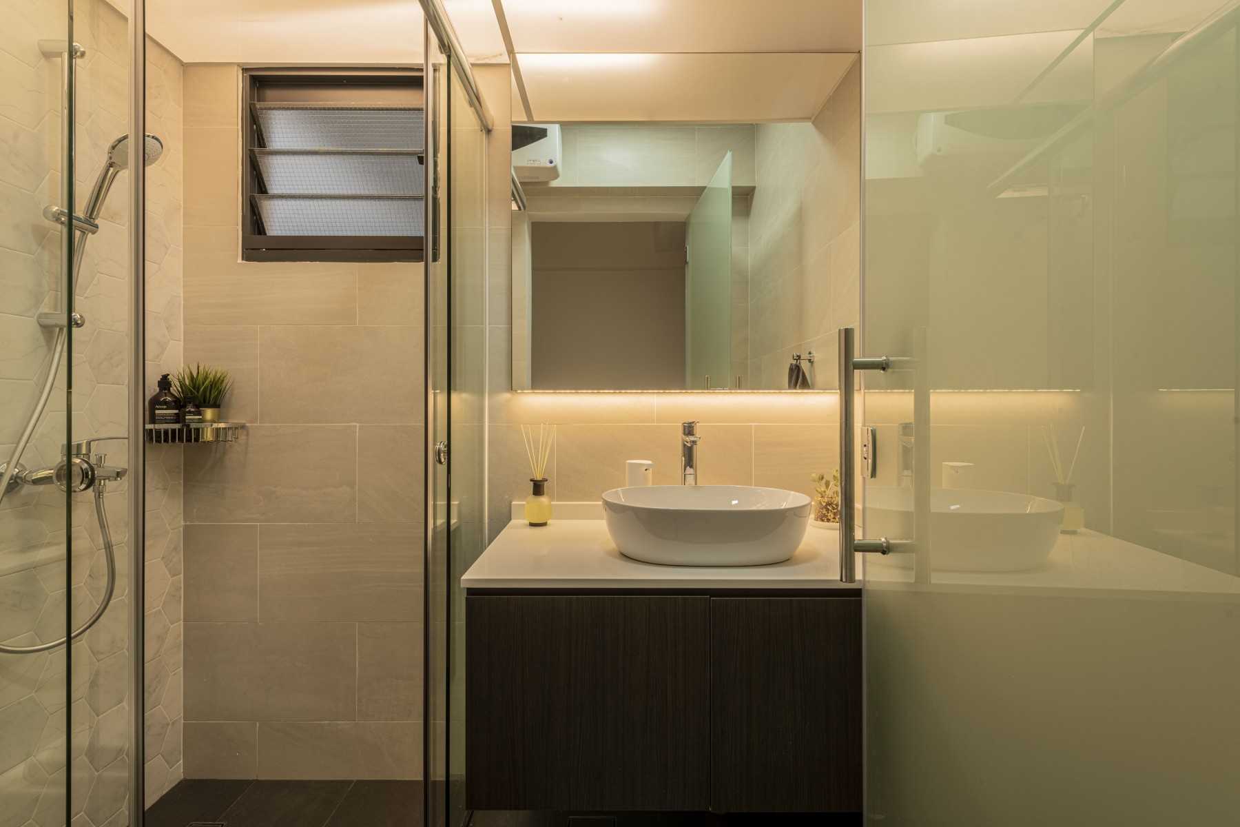 Contemporary Bathroom with Mirror and Rainshower