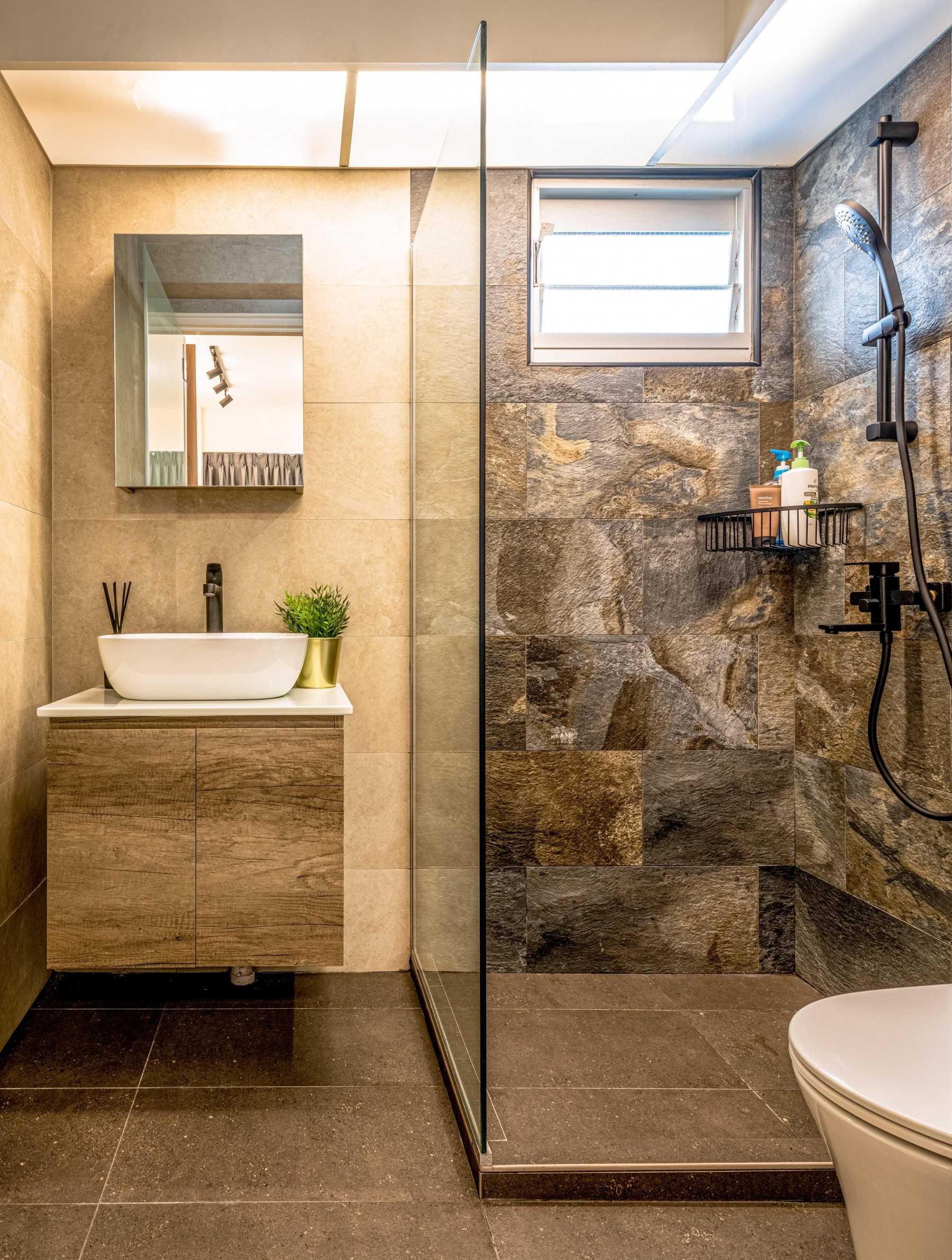 Scandinavian Bathroom with Mirror and Bathroom Storage