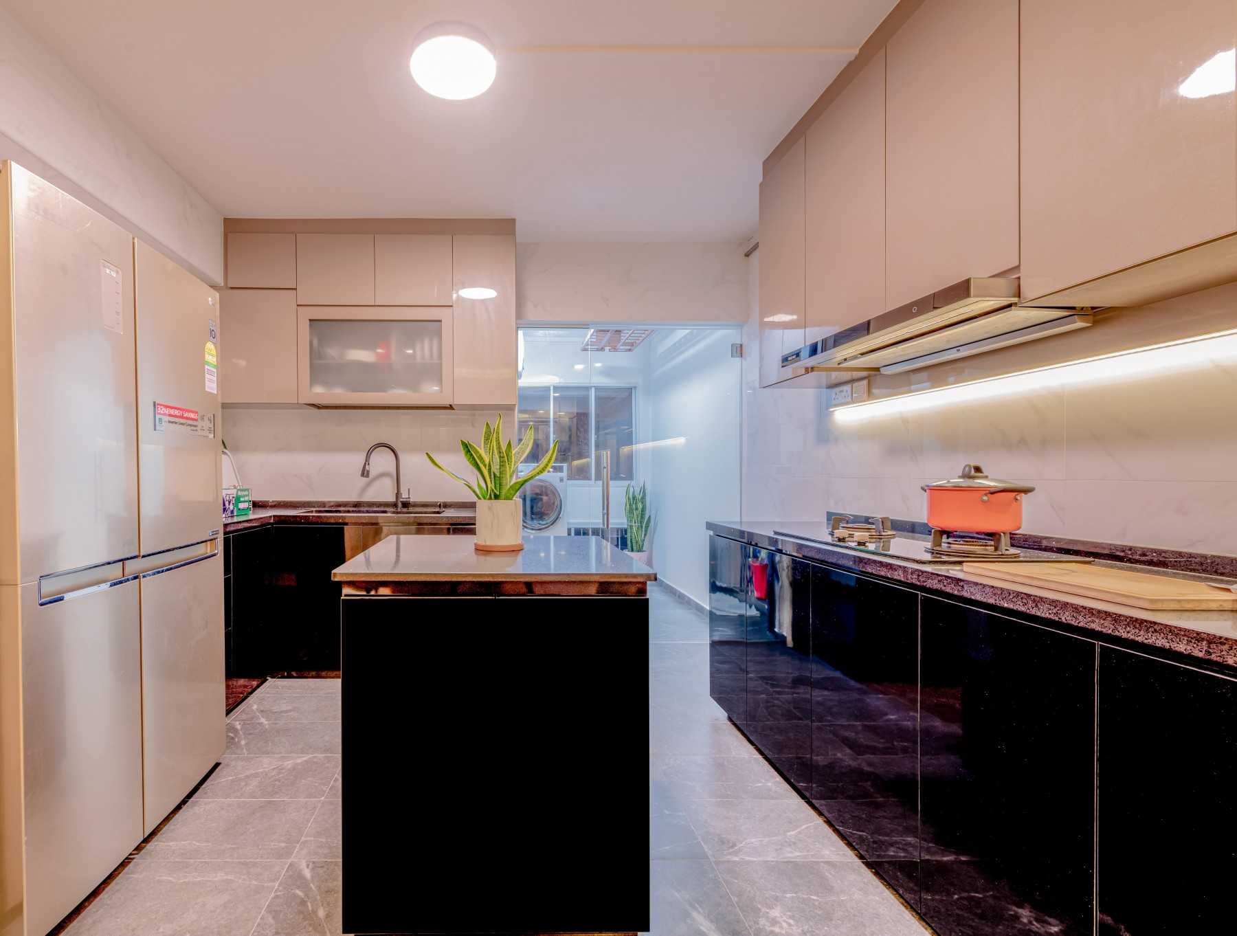 Modern Kitchen with Open Kitchen and Kitchen Backsplash