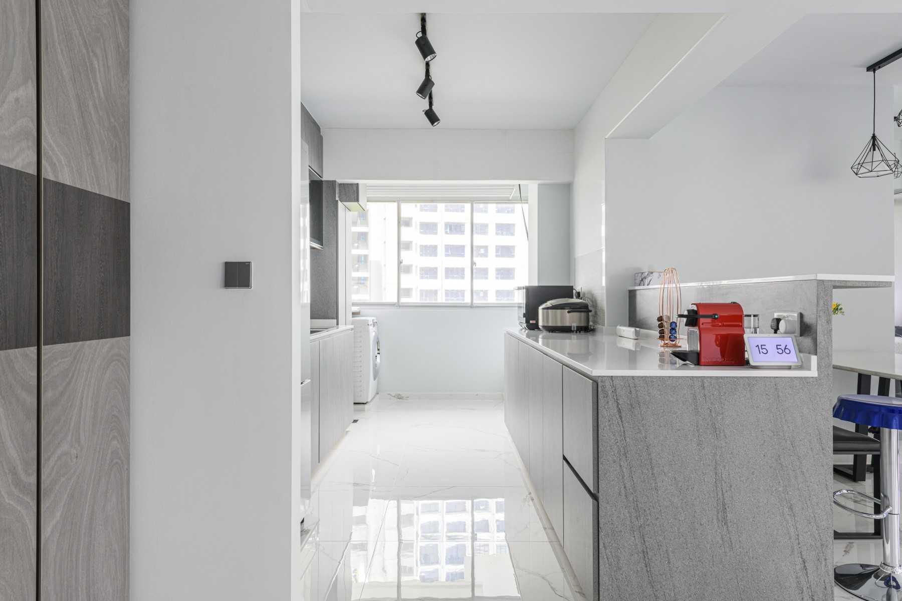 Minimalist Kitchen with Kitchen Window and Kitchen Island