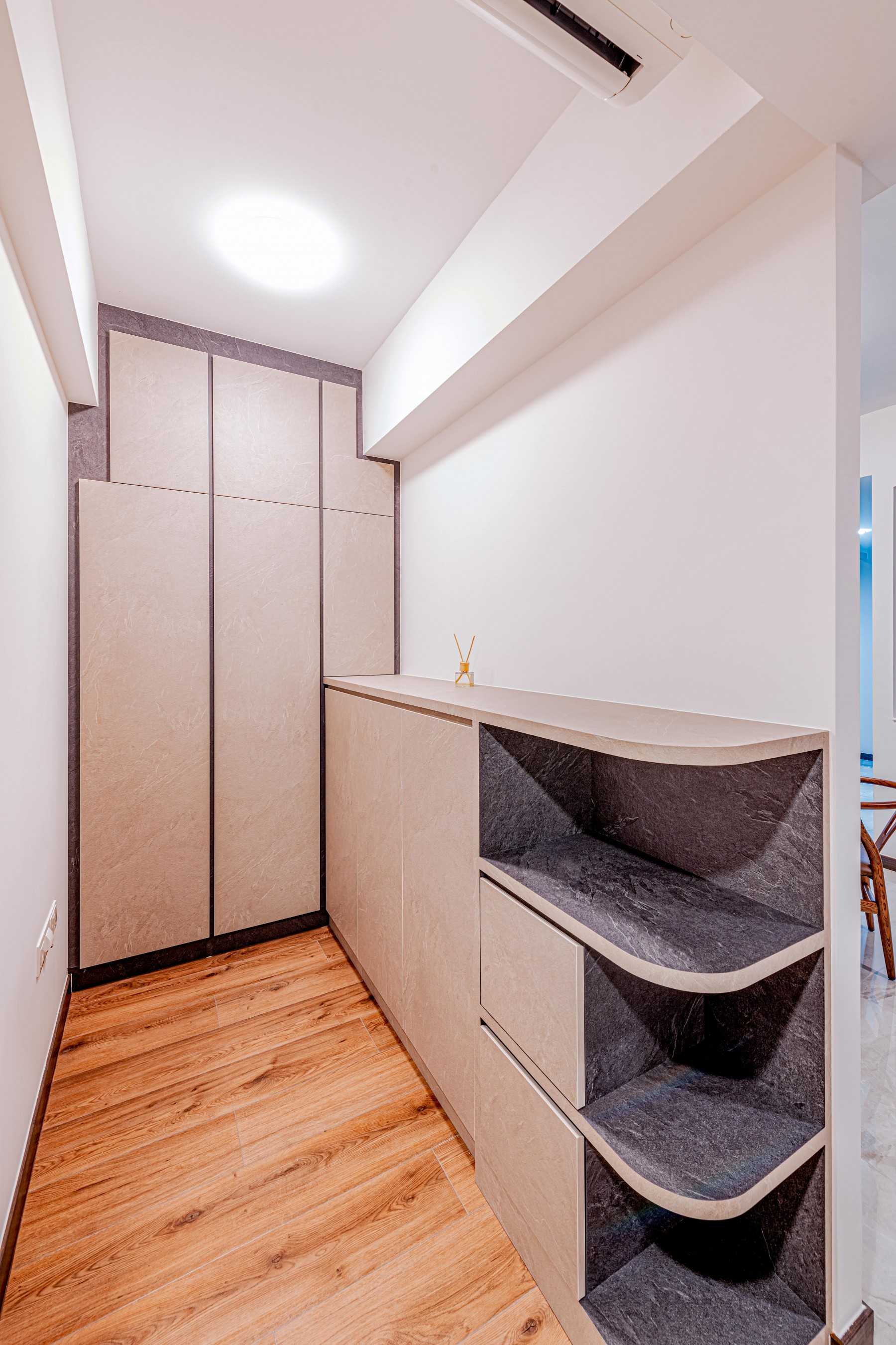 Contemporary Walk-in Wardrobe with Wardrobe and Small Storage