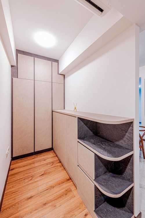Contemporary Walk-in Wardrobe at Lake Grande, 10 Jurong Lake Link
