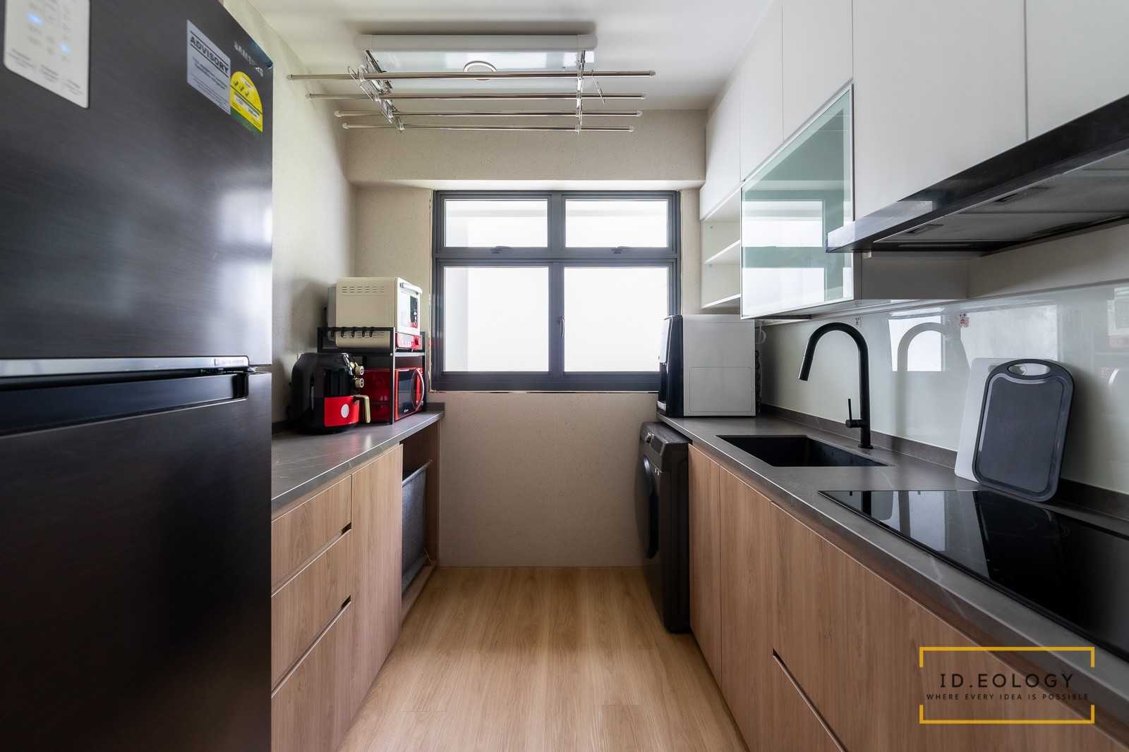 Modern Kitchen with Vinyl Flooring and Kitchen Window