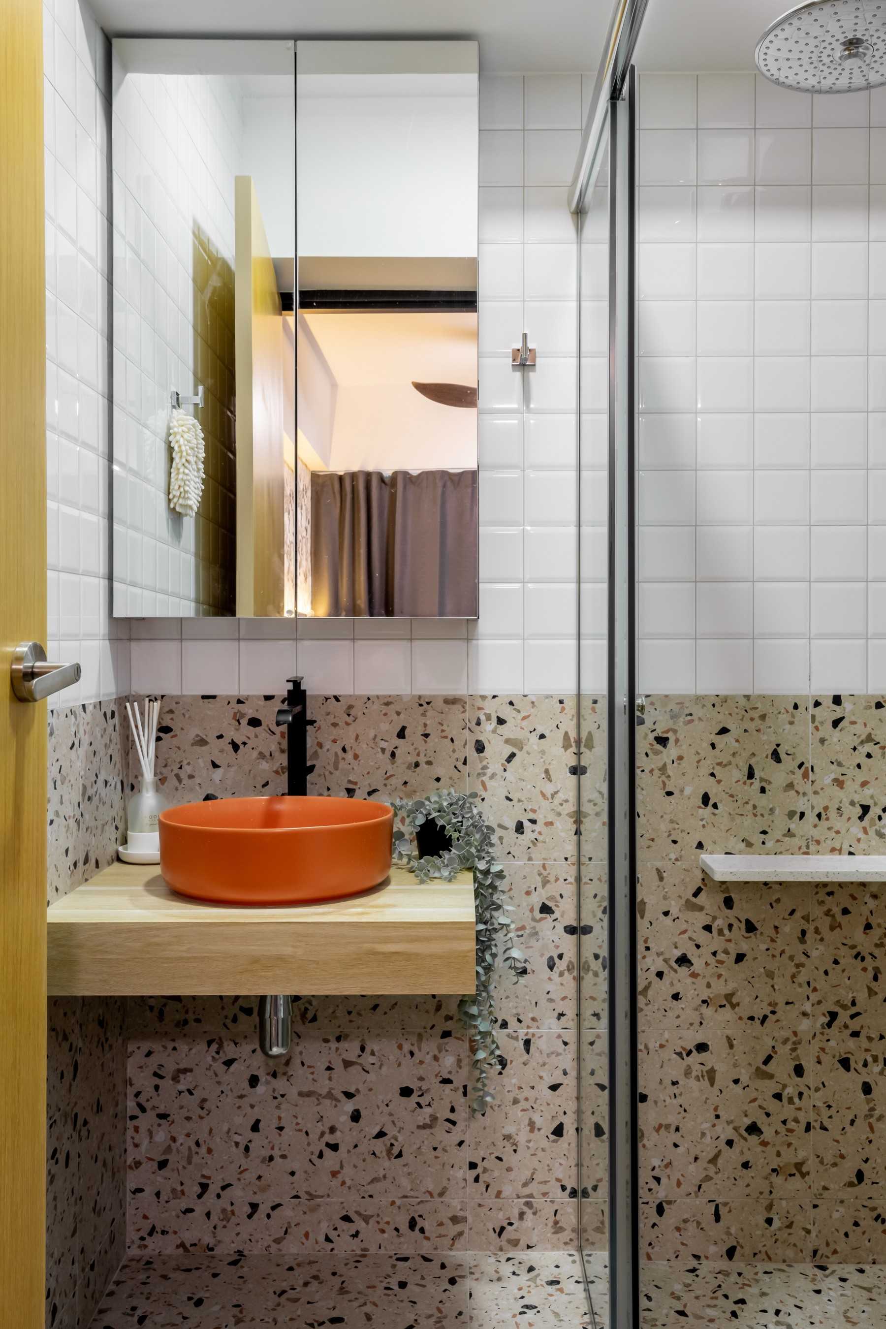 Transitional Bathroom with Homogeneous Tiles and Rainshower