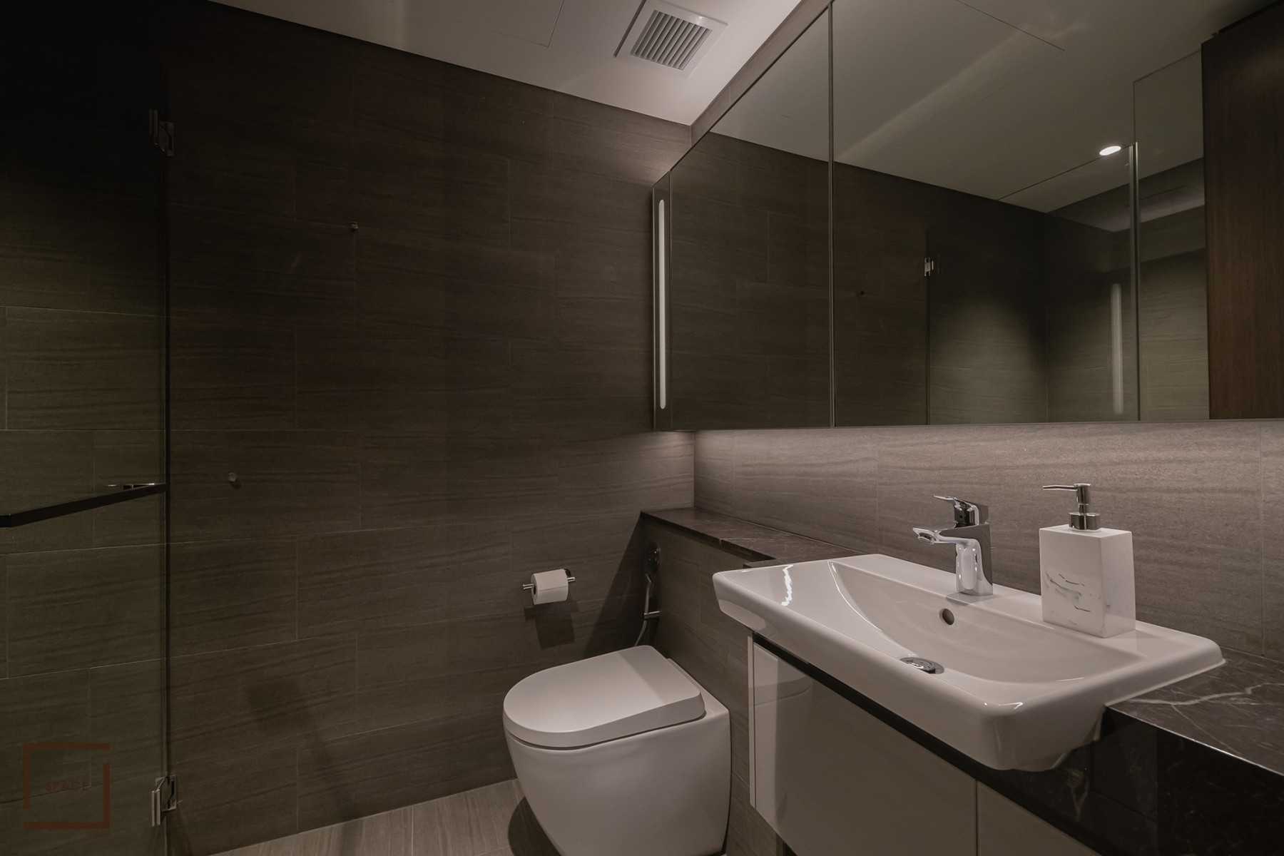 Modern Bathroom with Mirror and Bathroom Storage