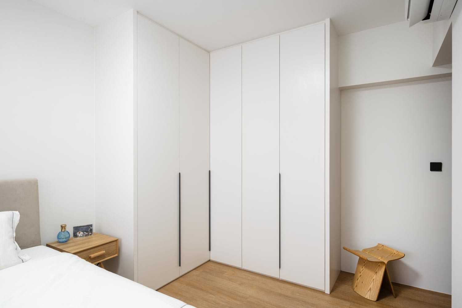 Minimalist Bedroom with Vinyl Flooring and Wardrobe