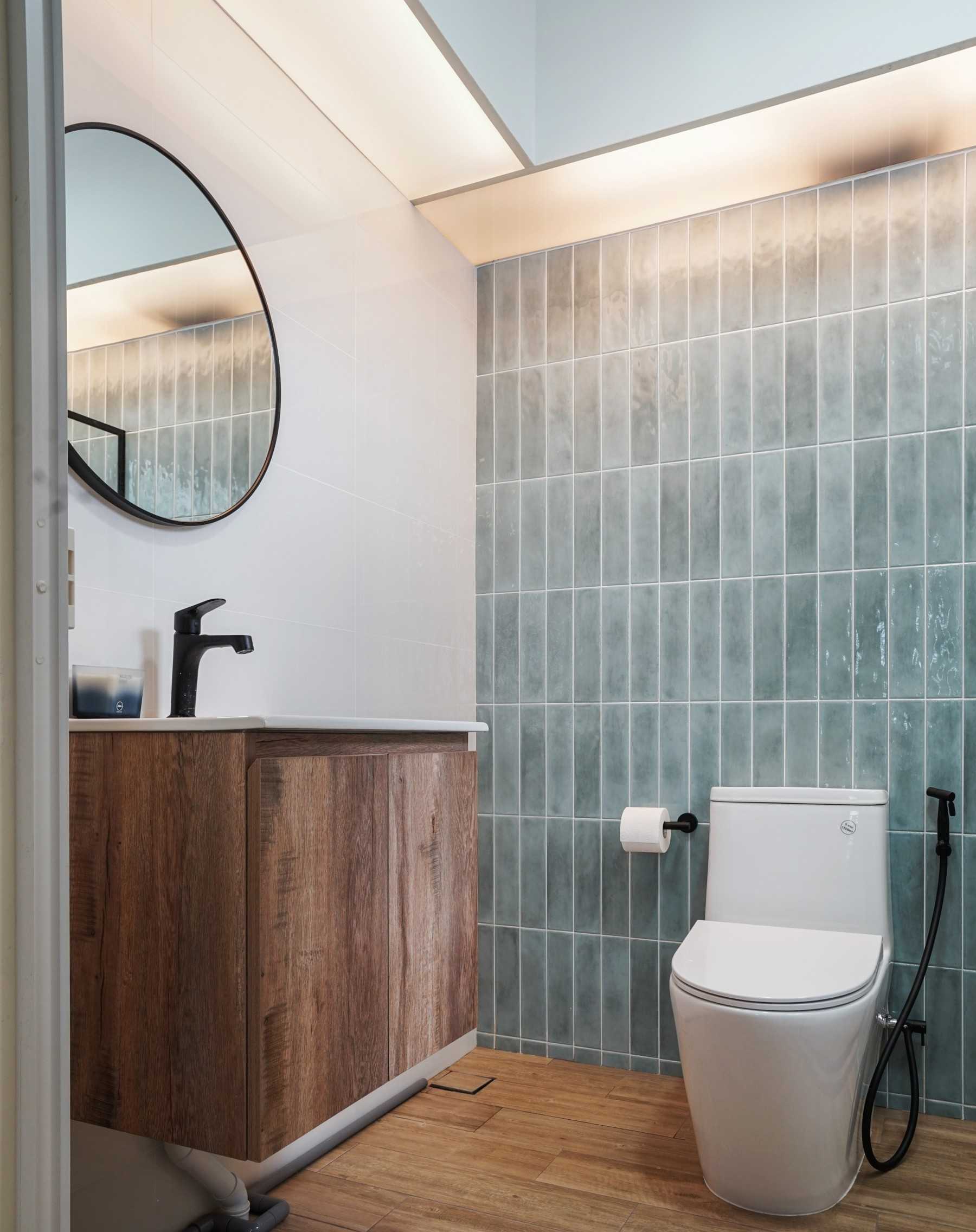 Scandinavian Bathroom with Mirror and Bathroom Lighting