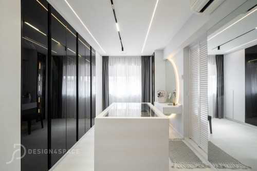 Modern Walk-in Wardrobe at Pasir Ris | 140 Pasir Ris