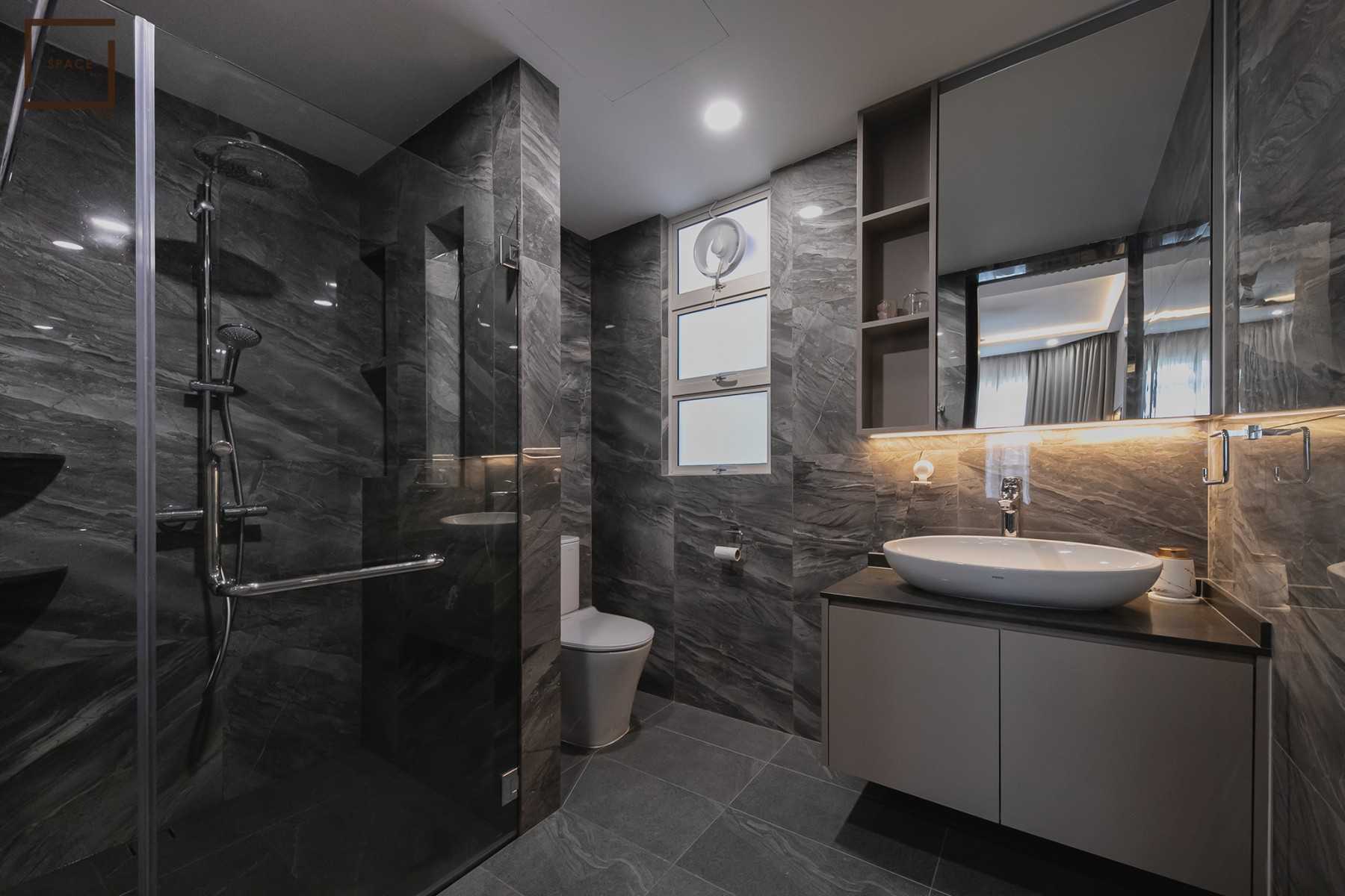 Contemporary Bathroom with Mirror and Bathroom Storage