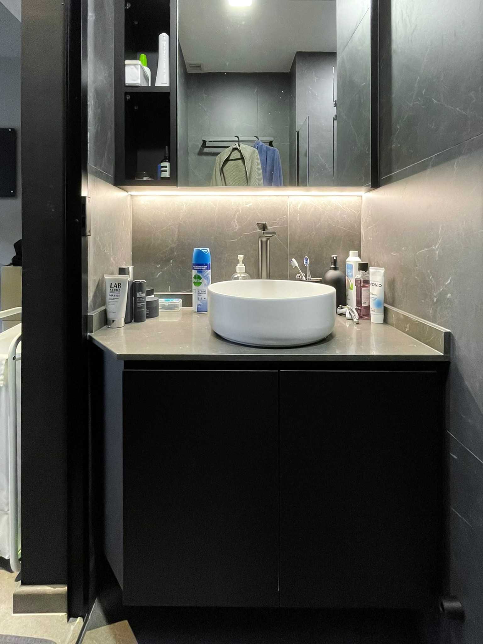 Scandinavian Bathroom with Mirror and Bathroom Storage