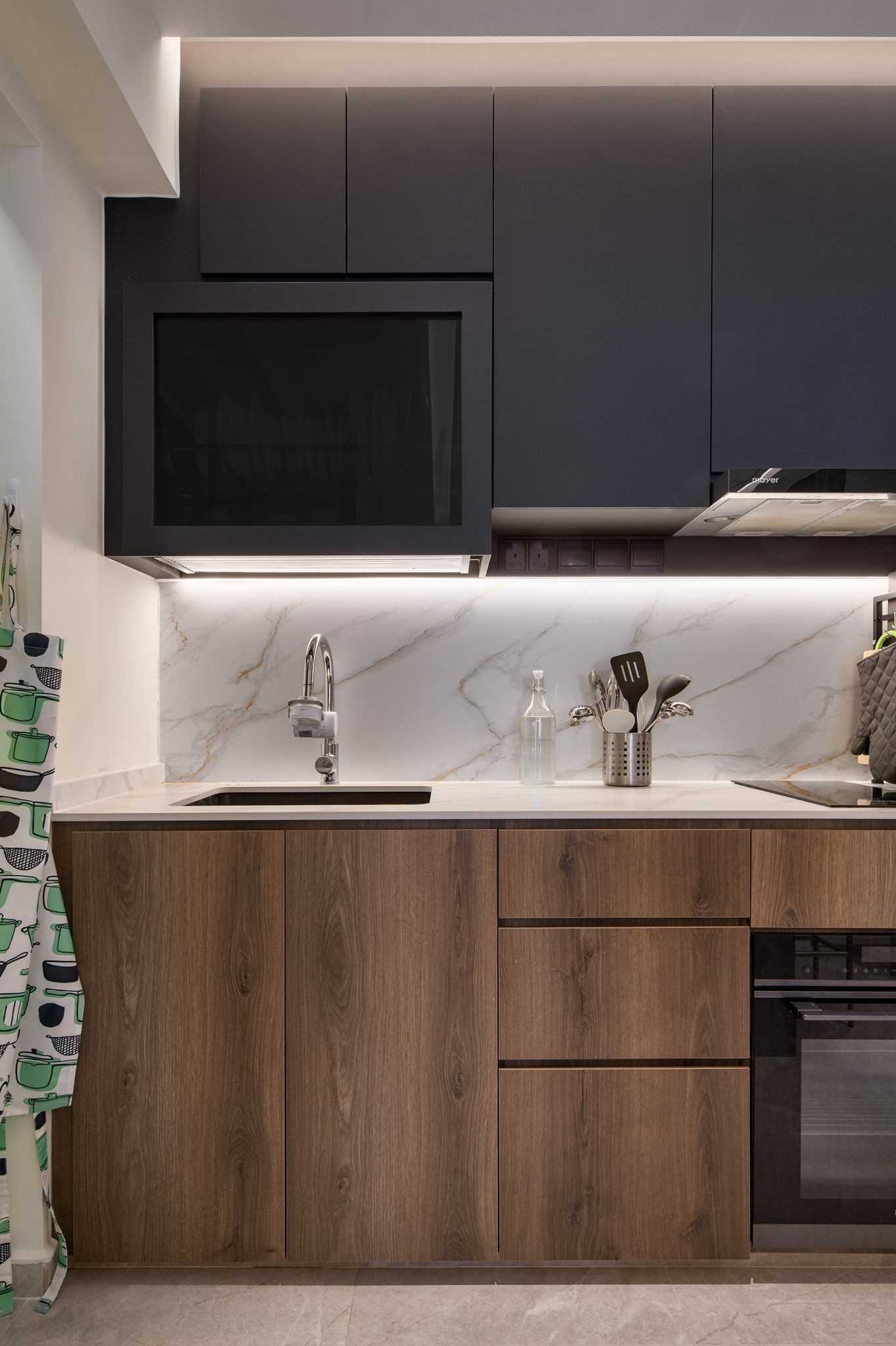 Contemporary Kitchen with Countertop and Kitchen Backsplash