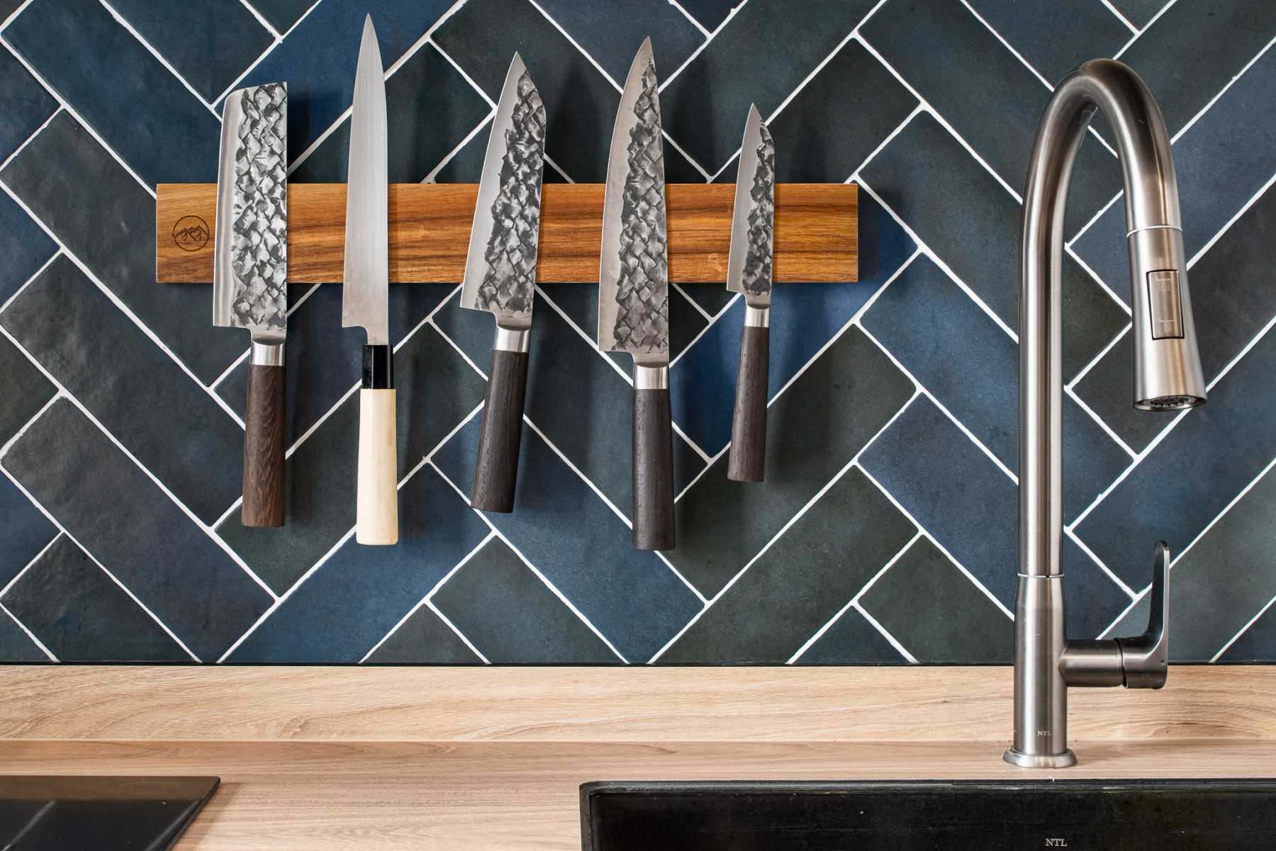 Eclectic Kitchen with Countertop and Homogeneous Tiles