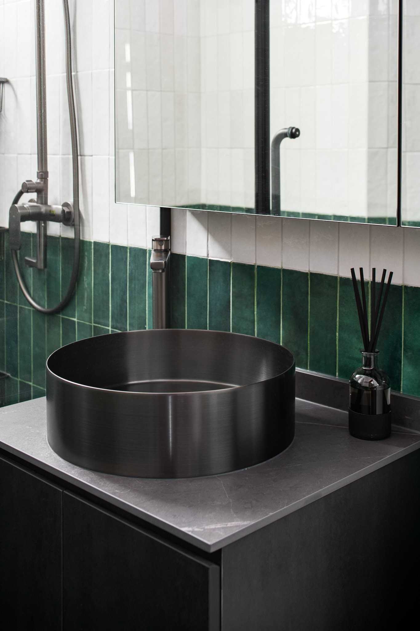 Modern Bathroom with Countertop and Homogeneous Tiles
