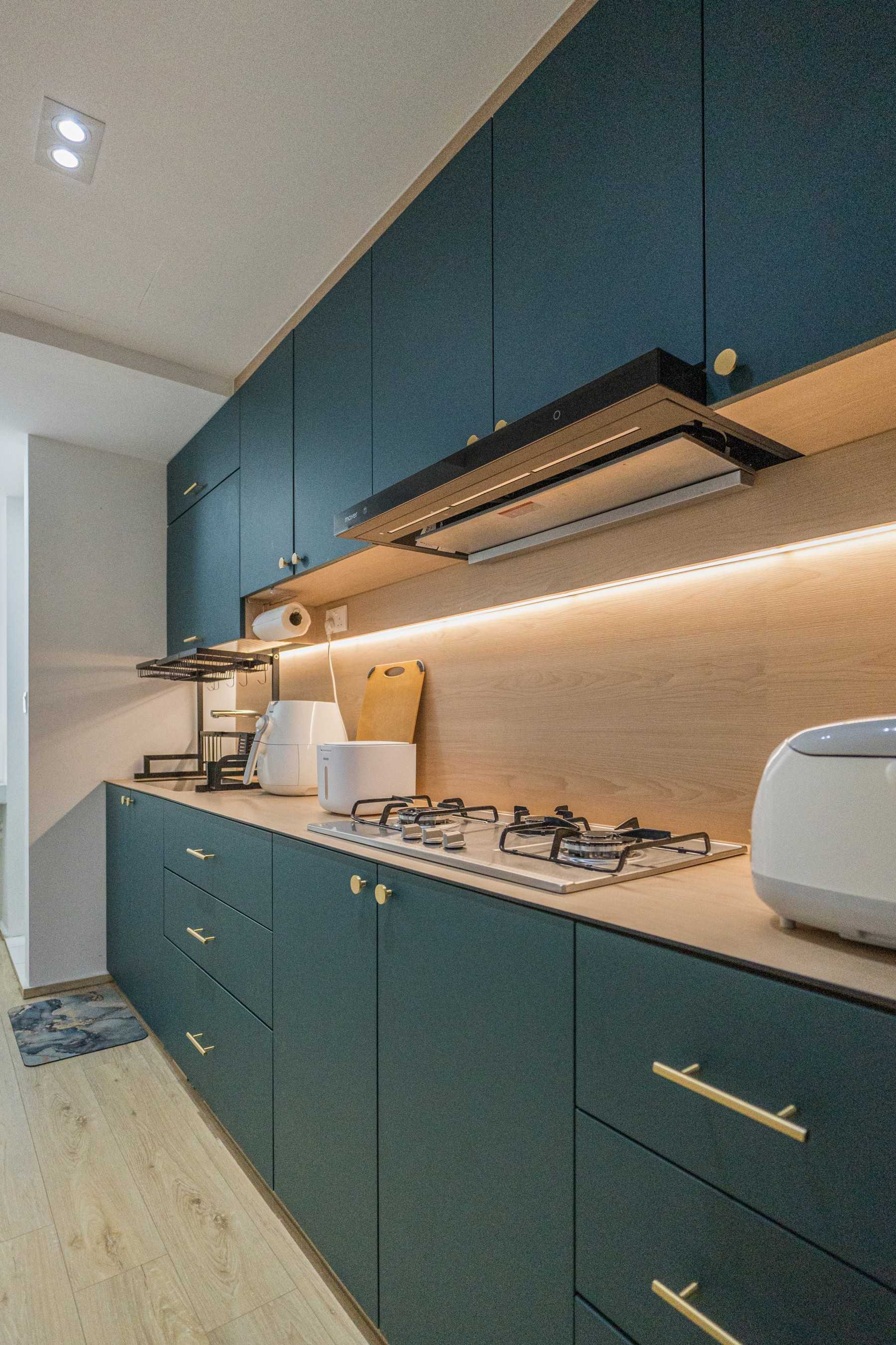 Contemporary Kitchen with Countertop and Vinyl Flooring