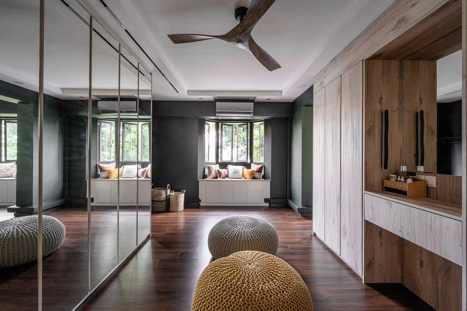 Scandinavian Walk-in Wardrobe with Mirror and Bay Window
