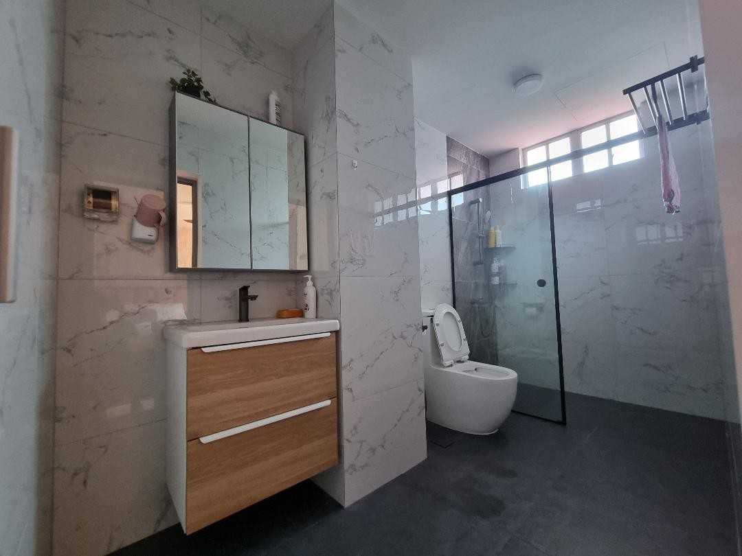 Eclectic Bathroom with Homogeneous Tiles and Mirror