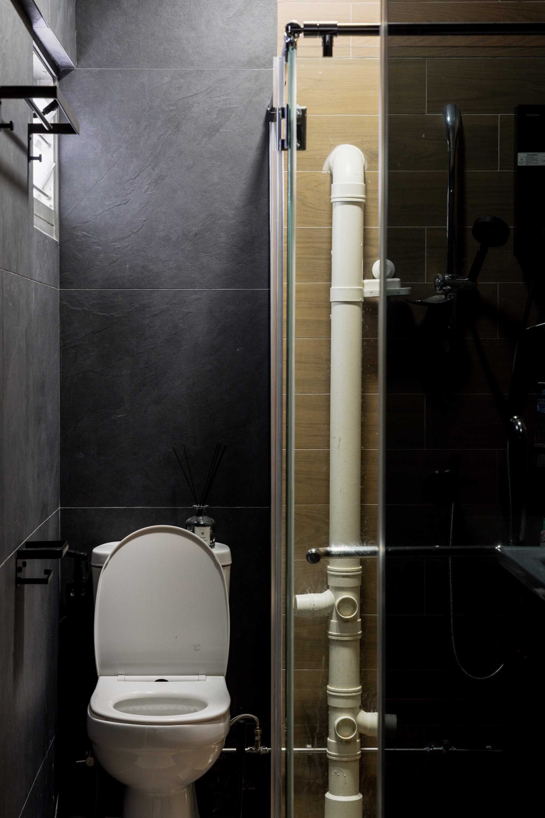 Contemporary Bathroom with Homogeneous Tiles and Tiles