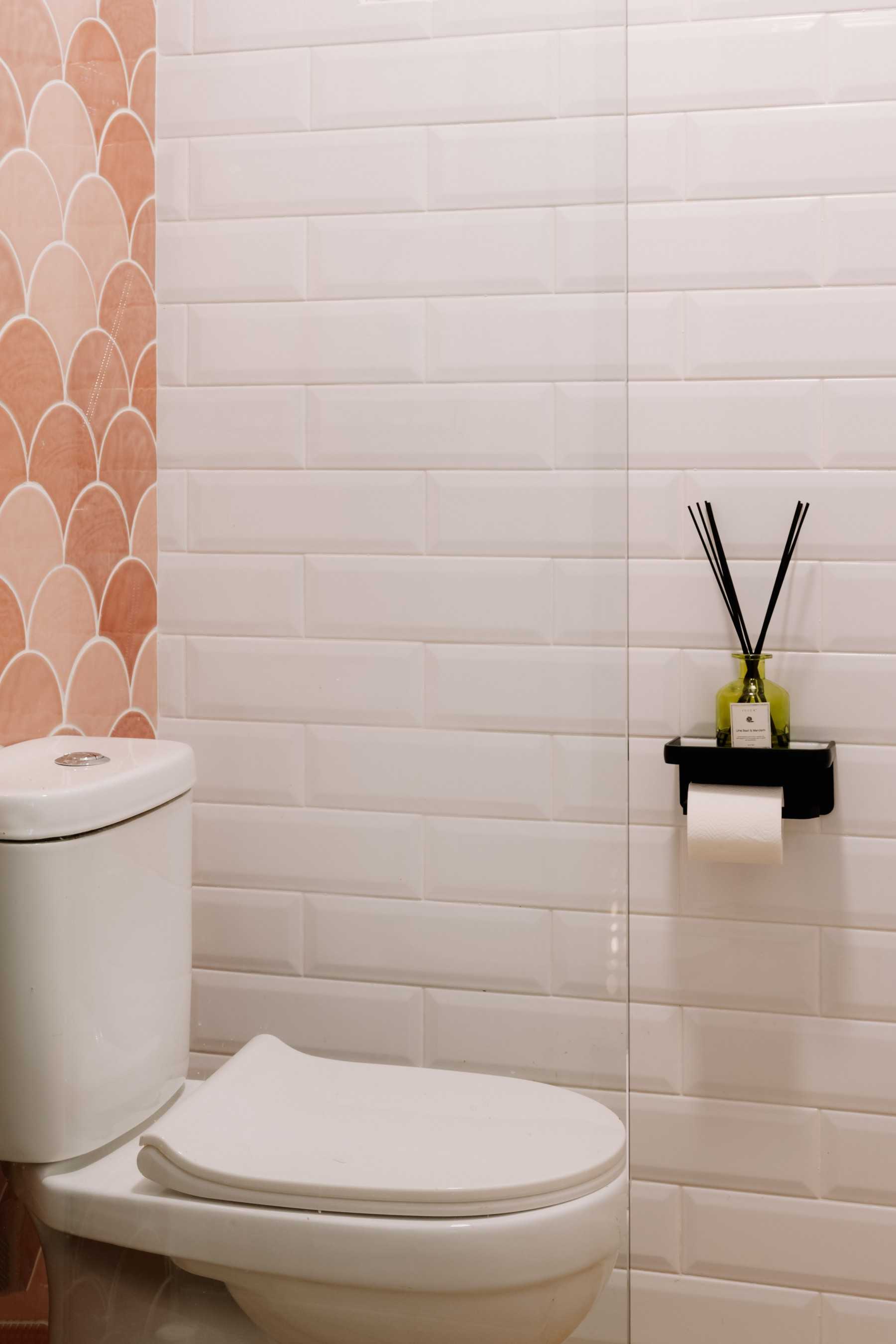Contemporary Bathroom with Homogeneous Tiles and Bathroom Accessories