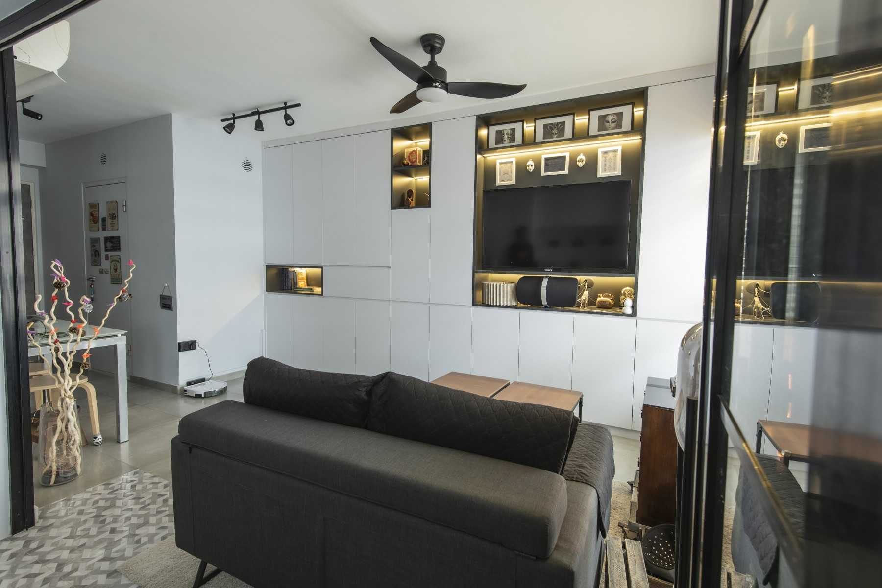 Modern Living Room with Bookshelf and Homogeneous Tiles