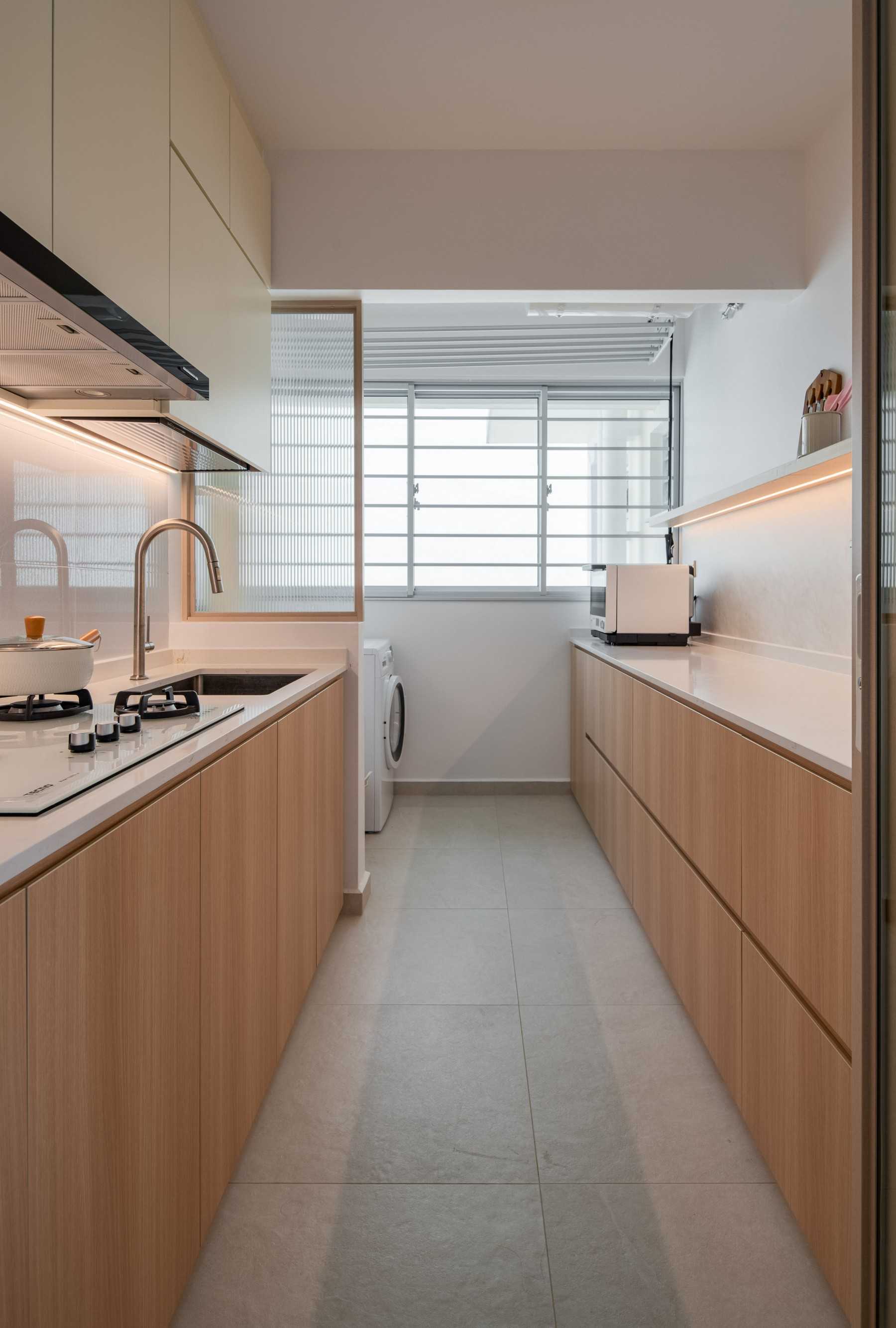 Minimalist Kitchen with Countertop and Homogeneous Tiles