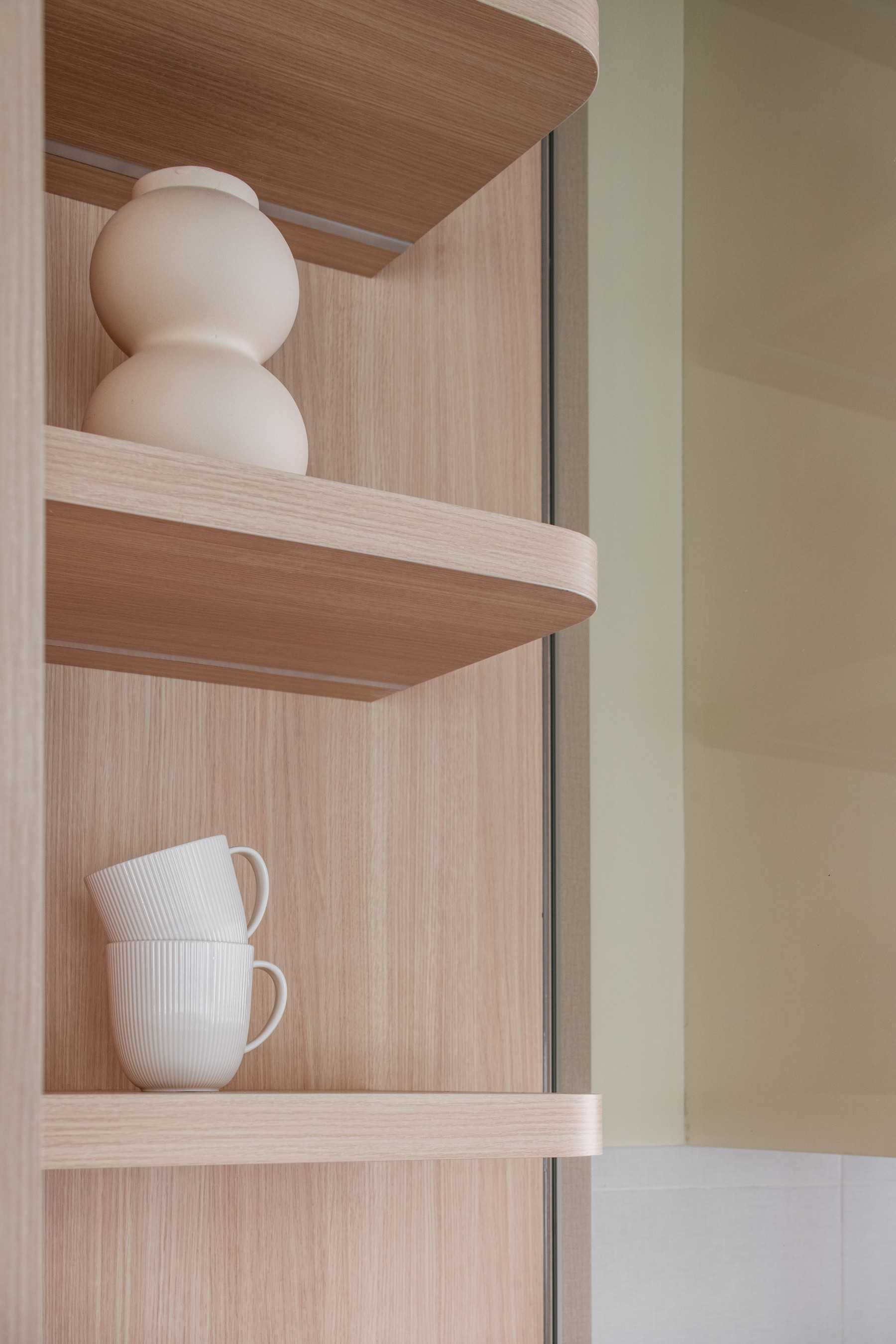 Minimalist Kitchen with Breakfast Counter and Kitchen Backsplash