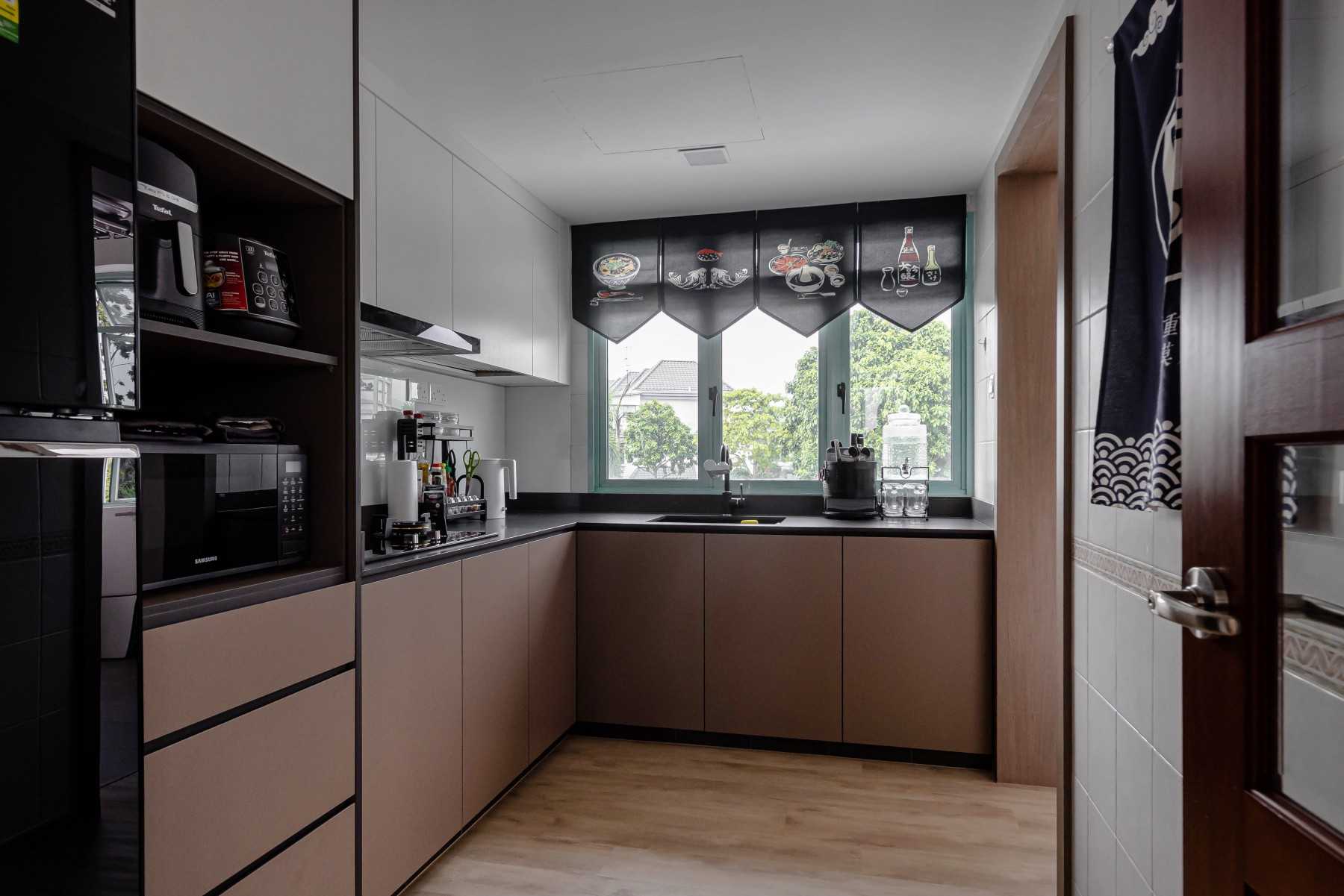 Contemporary Kitchen with Countertop and Vinyl Flooring