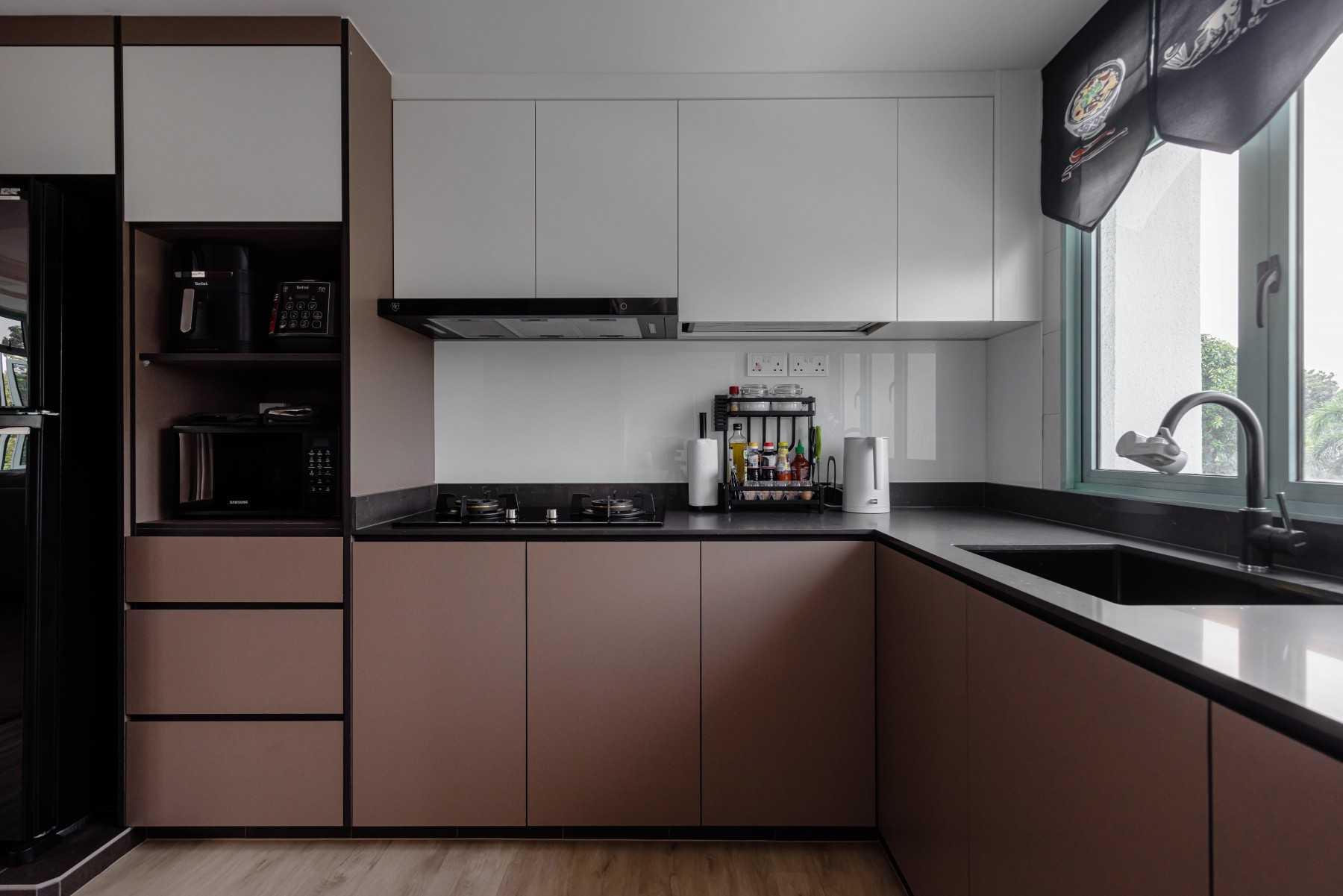 Contemporary Kitchen with Countertop and Vinyl Flooring