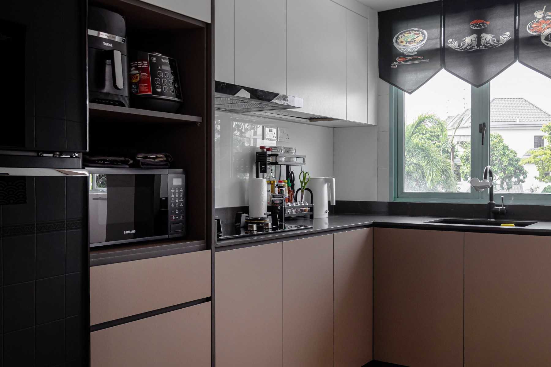 Contemporary Kitchen with Countertop and Kitchen Backsplash