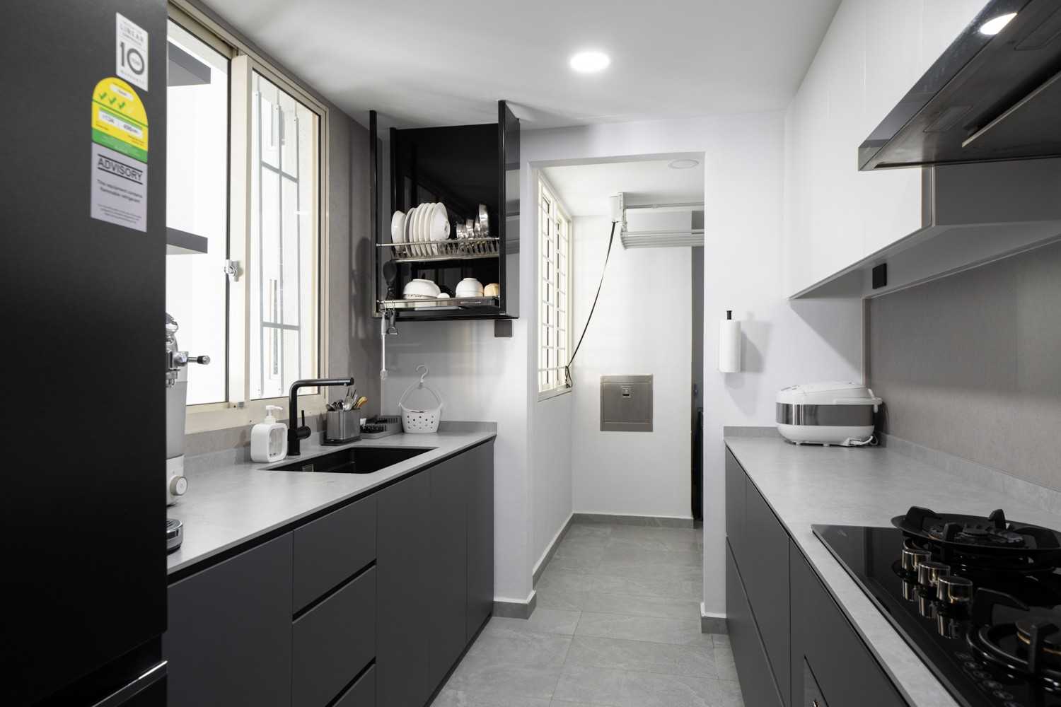 Modern Kitchen with Vinyl Flooring and Open Kitchen