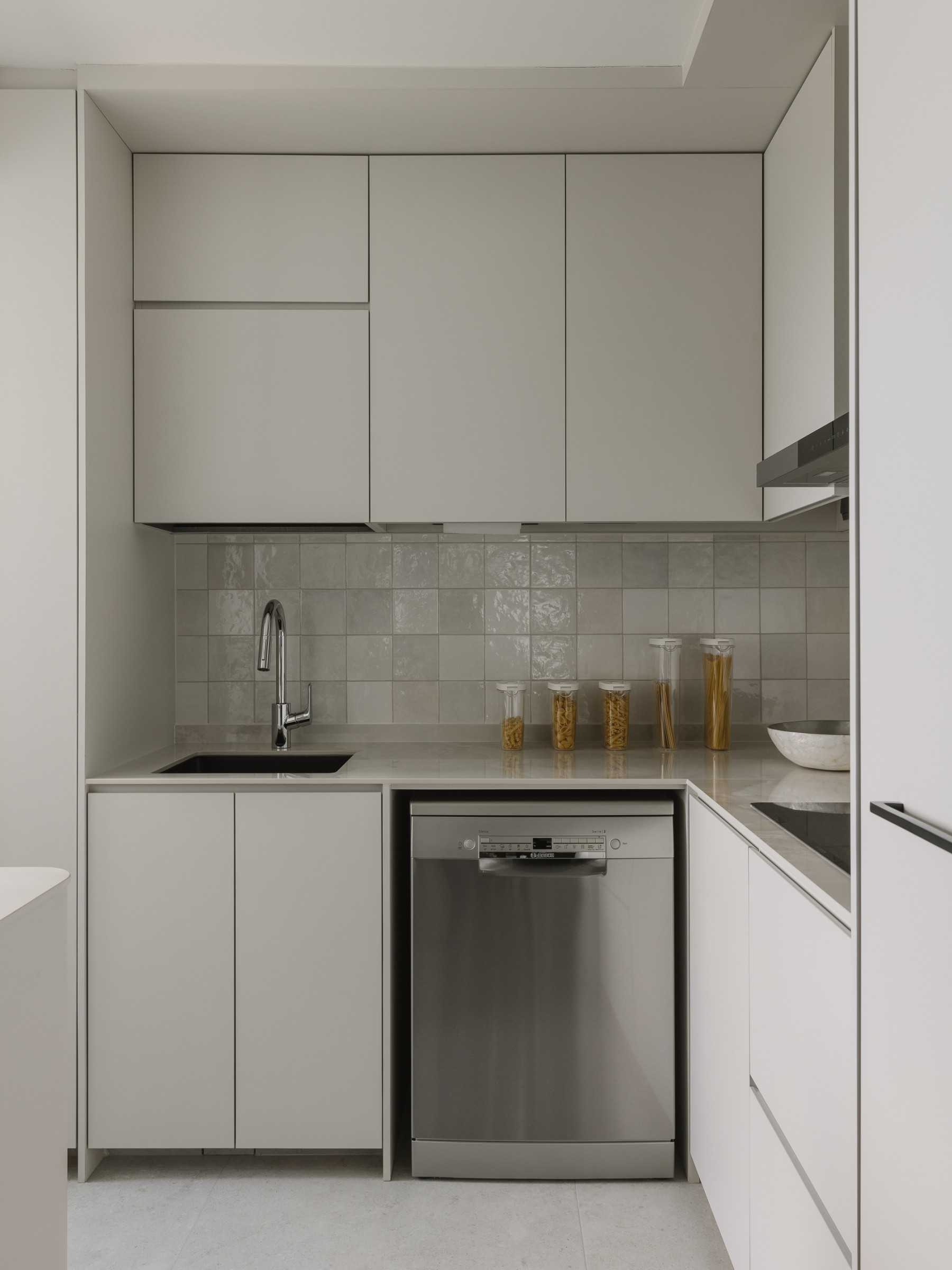 Modern Kitchen with Kitchen Island and Kitchen Backsplash