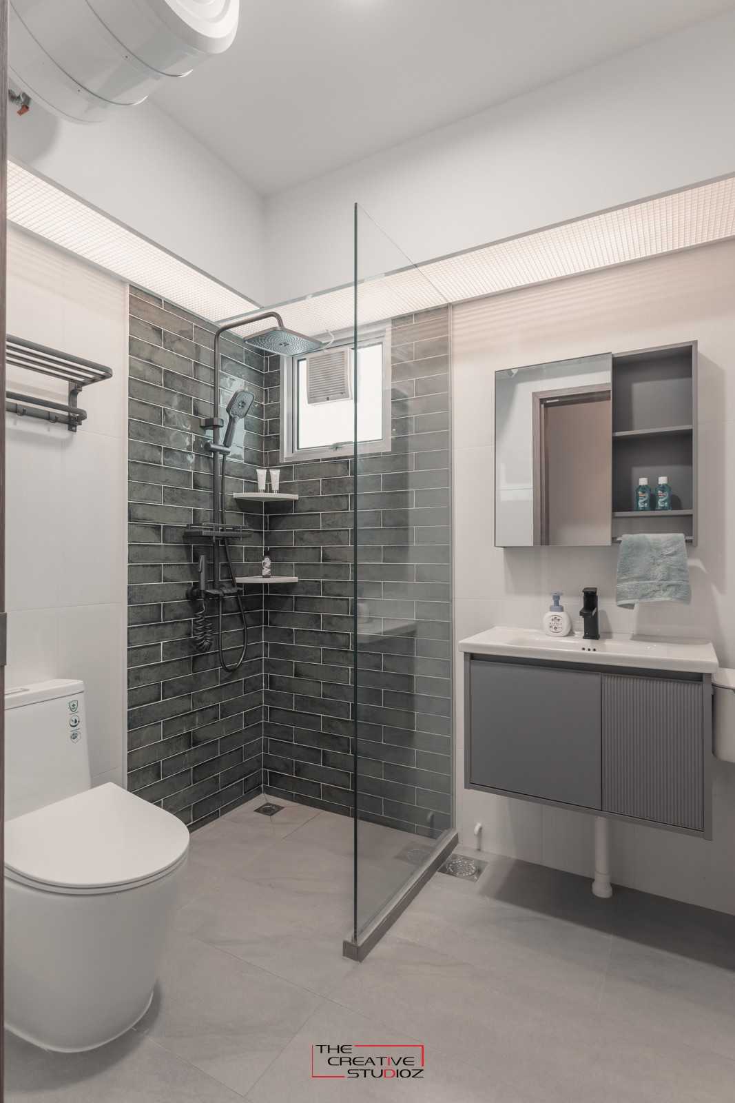 Modern Bathroom with Homogeneous Tiles and Shower Screen