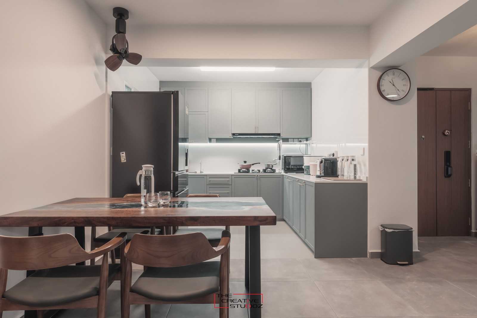 Modern Kitchen with Open Kitchen and Kitchen Backsplash